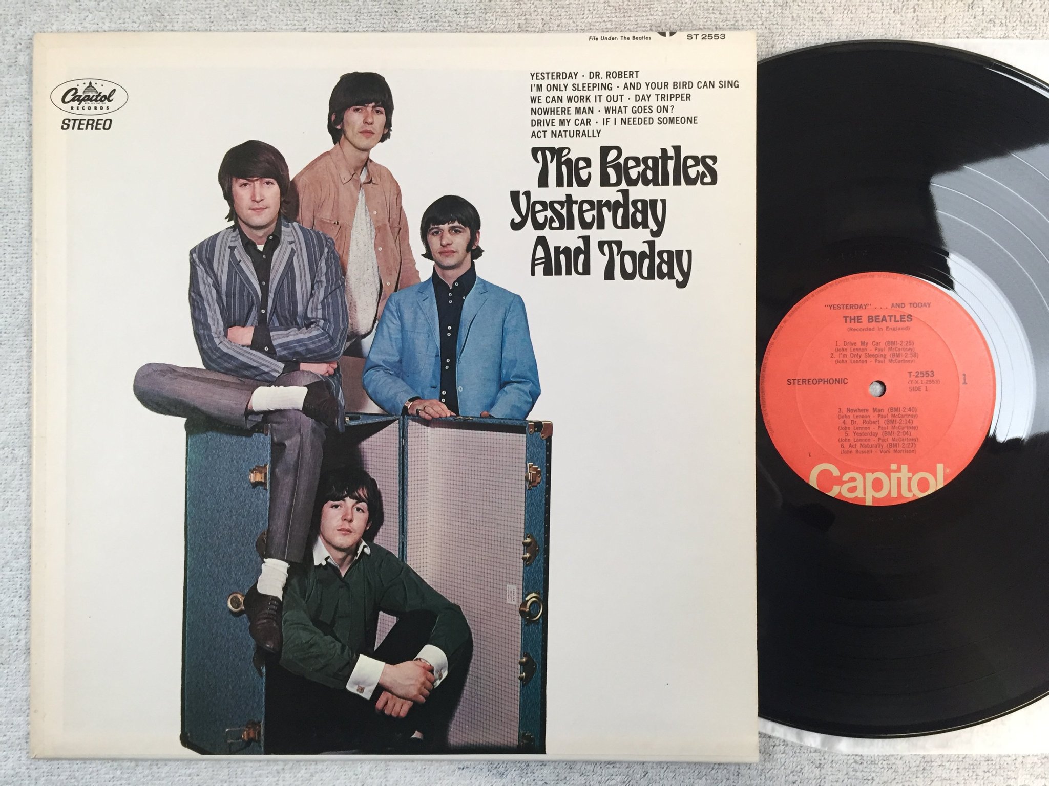 Omslagsbild för skivan THE BEATLES yesterday...and today LP Can CAPITOL T-2553