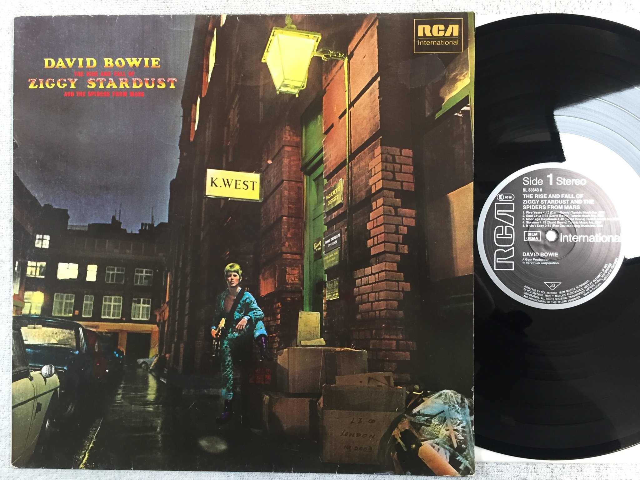 Omslagsbild för skivan DAVID BOWIE the rise and fall of Ziggy Stardust LP Ger RCA NL 83843