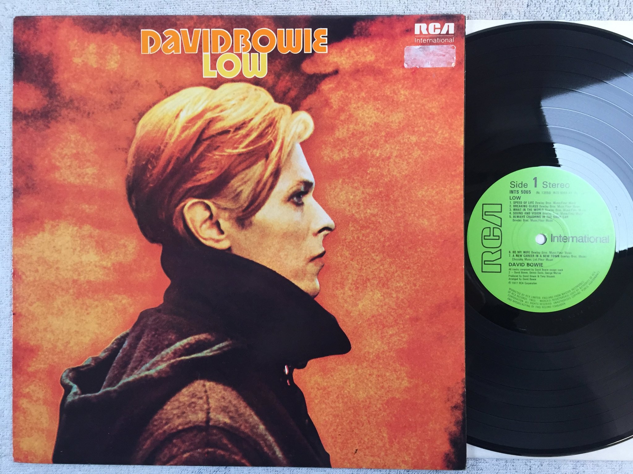 Omslagsbild för skivan DAVID BOWIE low LP -UK RCA INTS 5065 