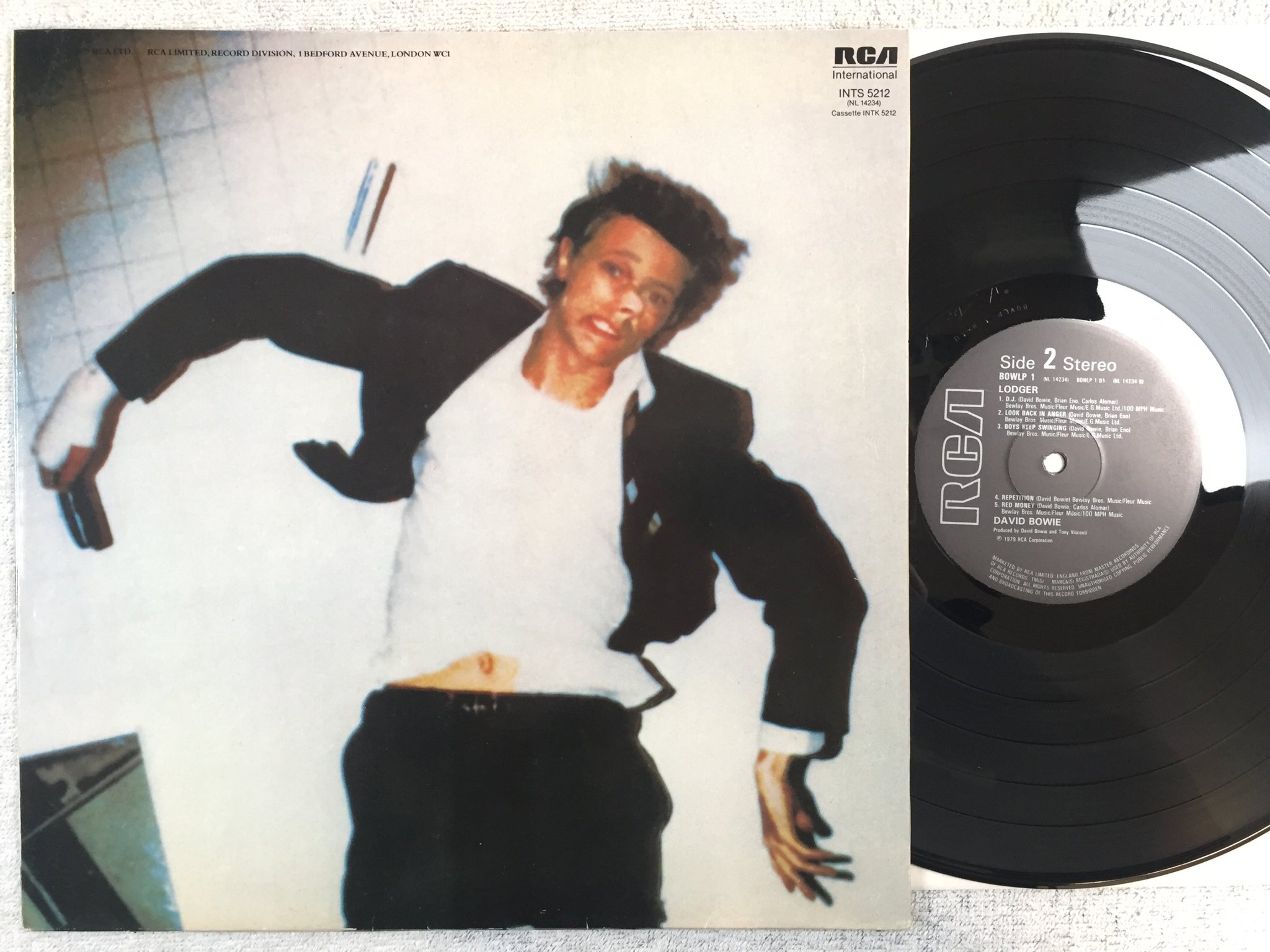 Omslagsbild för skivan DAVID BOWIE lodger LP UK RCA BOWLP-1
