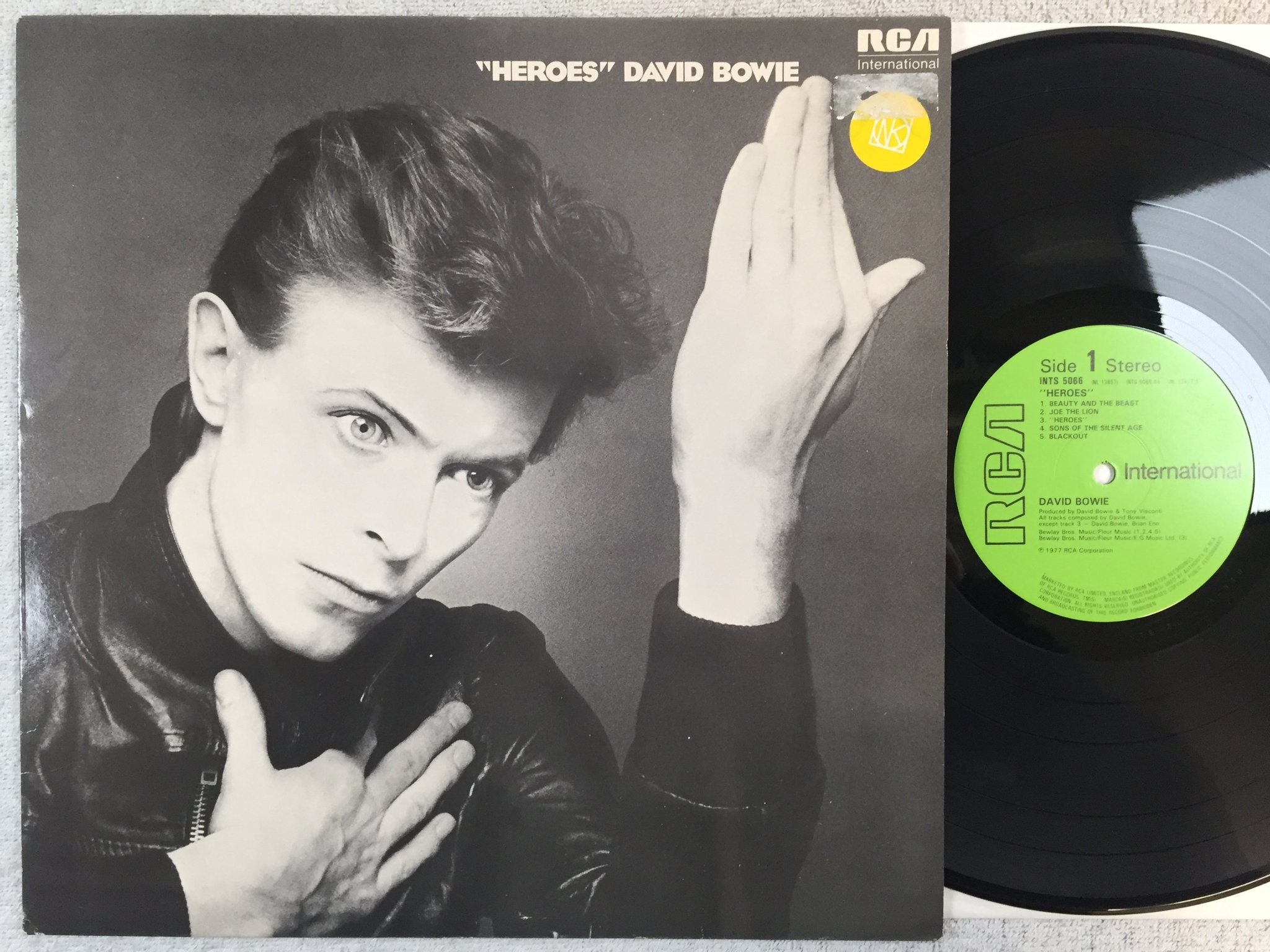 Omslagsbild för skivan DAVID BOWIE heroes LP UK RCA INTS 5066