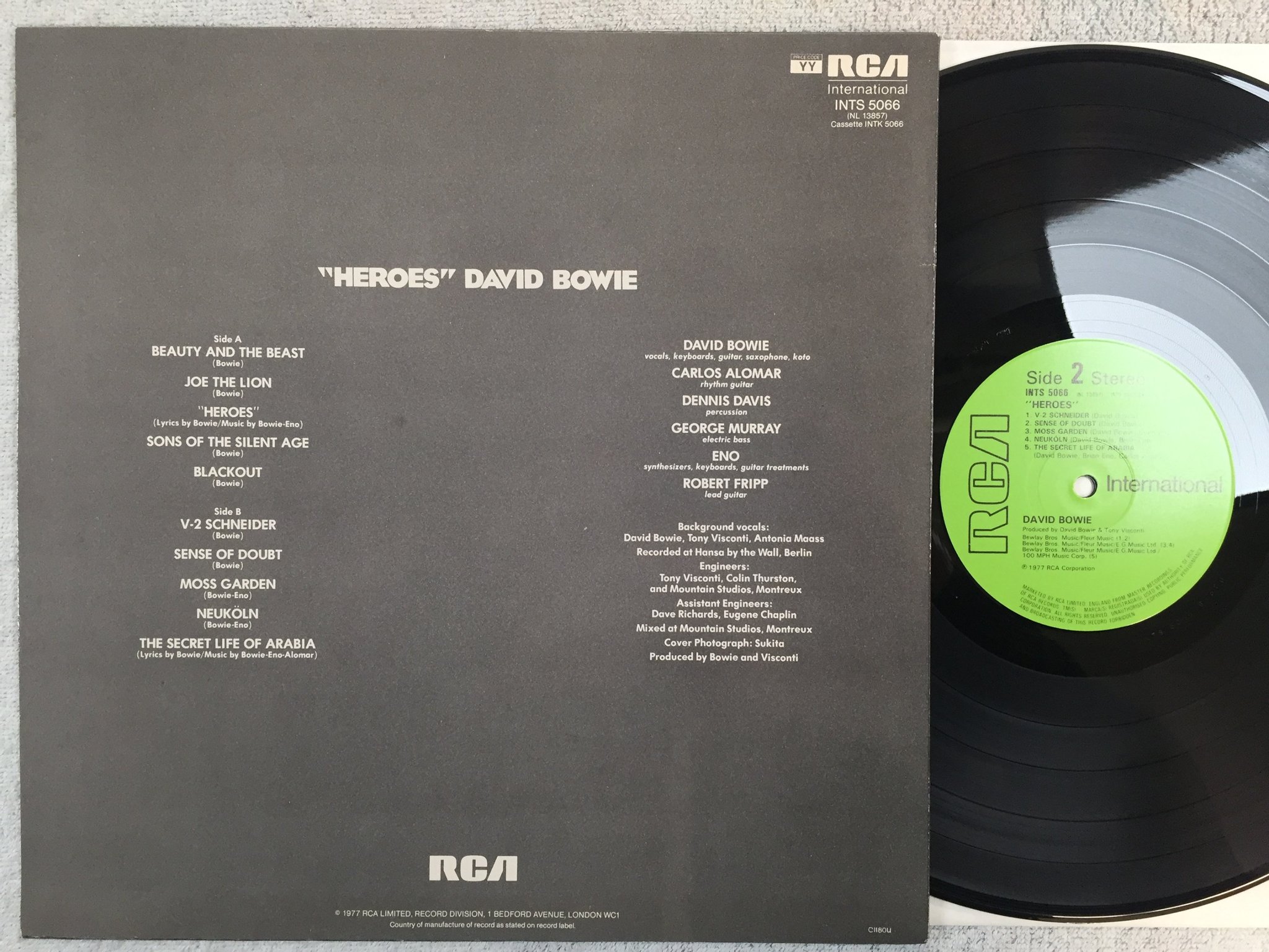 Omslagsbild för skivan DAVID BOWIE heroes LP UK RCA INTS 5066