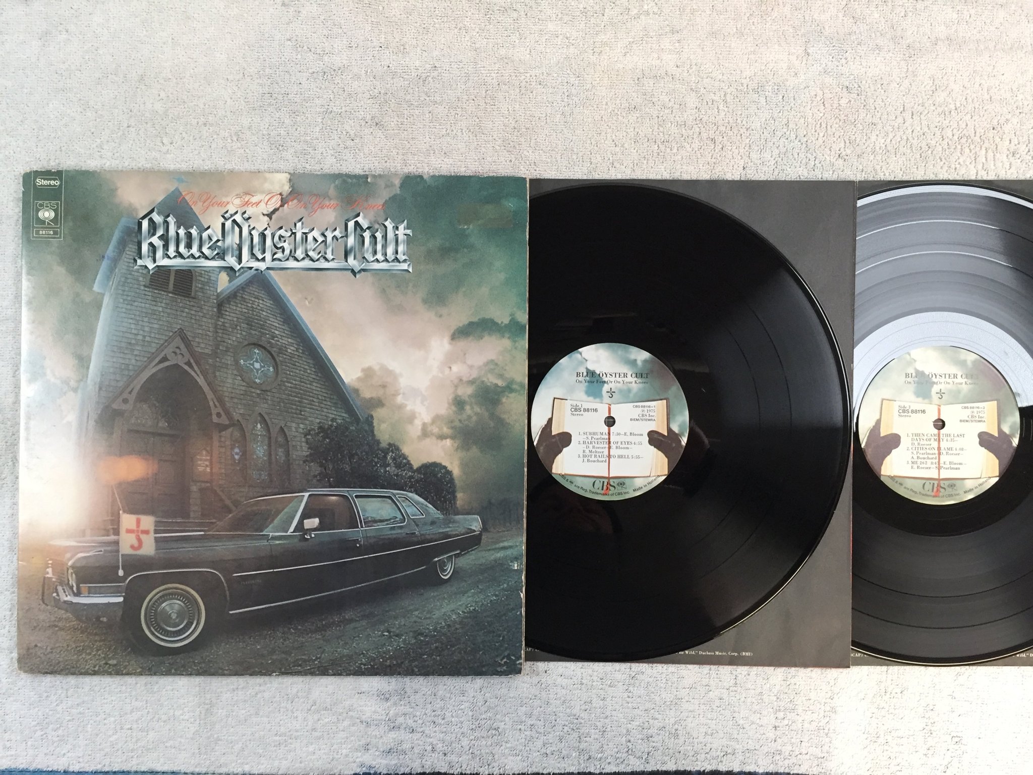 Omslagsbild för skivan BLUE ÖYSTER CULT on your feet or on your knees 2xLP -75 Hol CBS 88116