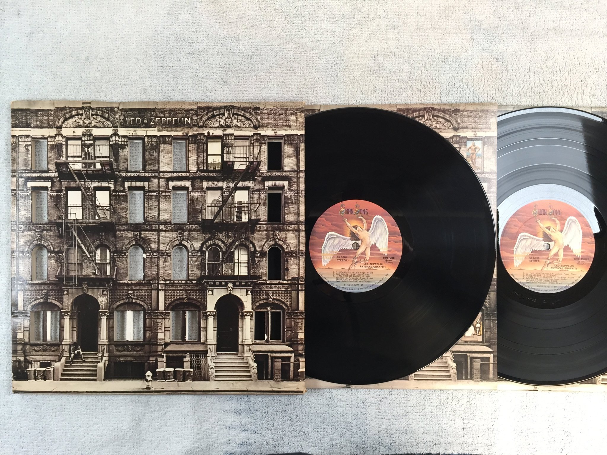 Omslagsbild för skivan LED ZEPPELIN physical graffiti 2xLP -75 US SWAN SONG SS 2-200
