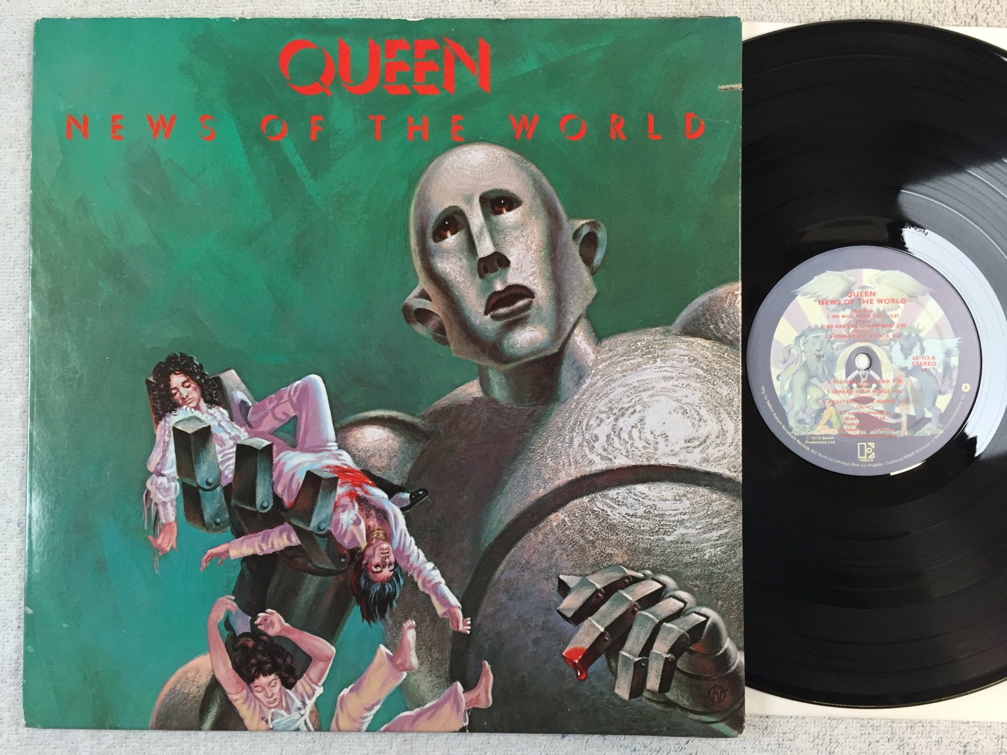 Omslagsbild för skivan QUEEN news of the world LP -76 US ELEKTRA 6E-112