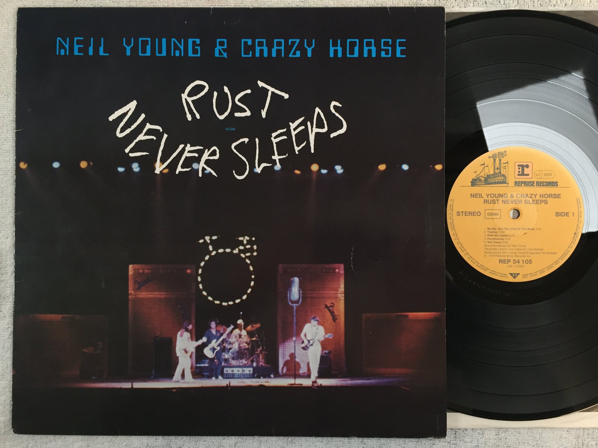 Omslagsbild för skivan NEIL YOUNG & CRAZY HORSE rust never sleeps LP -79 Ger REPRISE REP 54105