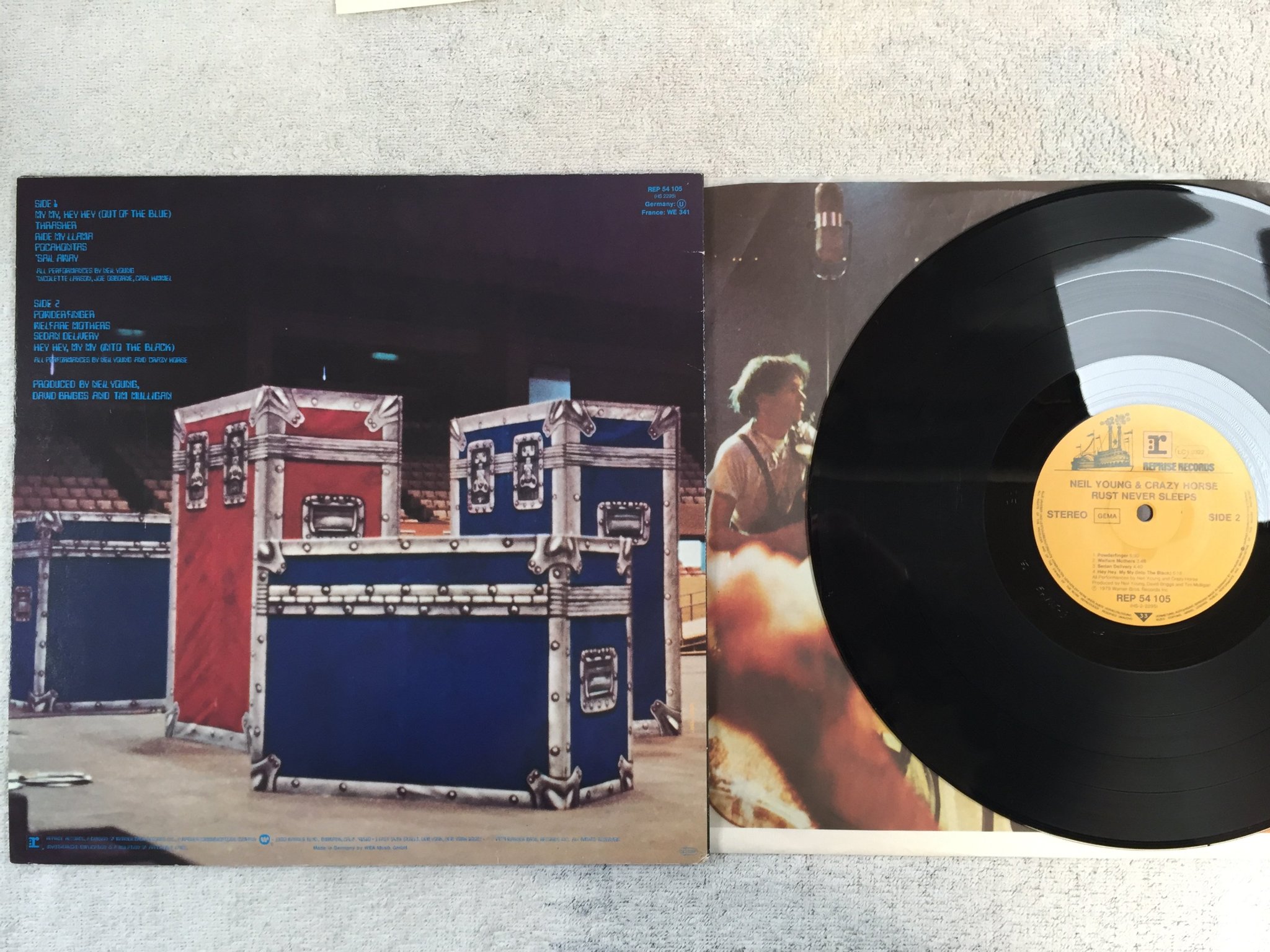 Omslagsbild för skivan NEIL YOUNG & CRAZY HORSE rust never sleeps LP -79 Ger REPRISE REP 54105