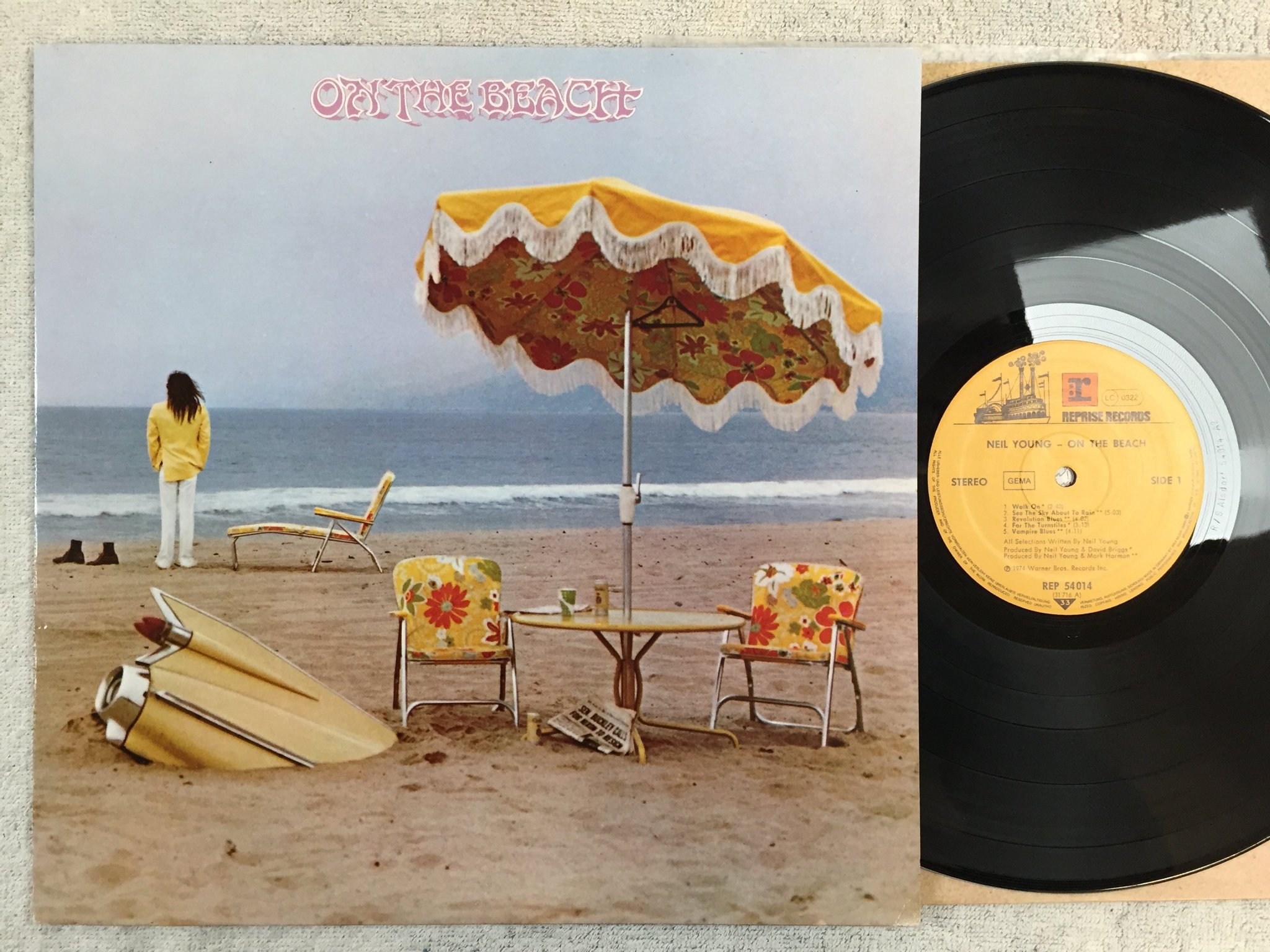 Omslagsbild för skivan NEIL YOUNG on the beach LP -74 Ger REPRISE REP 54014
