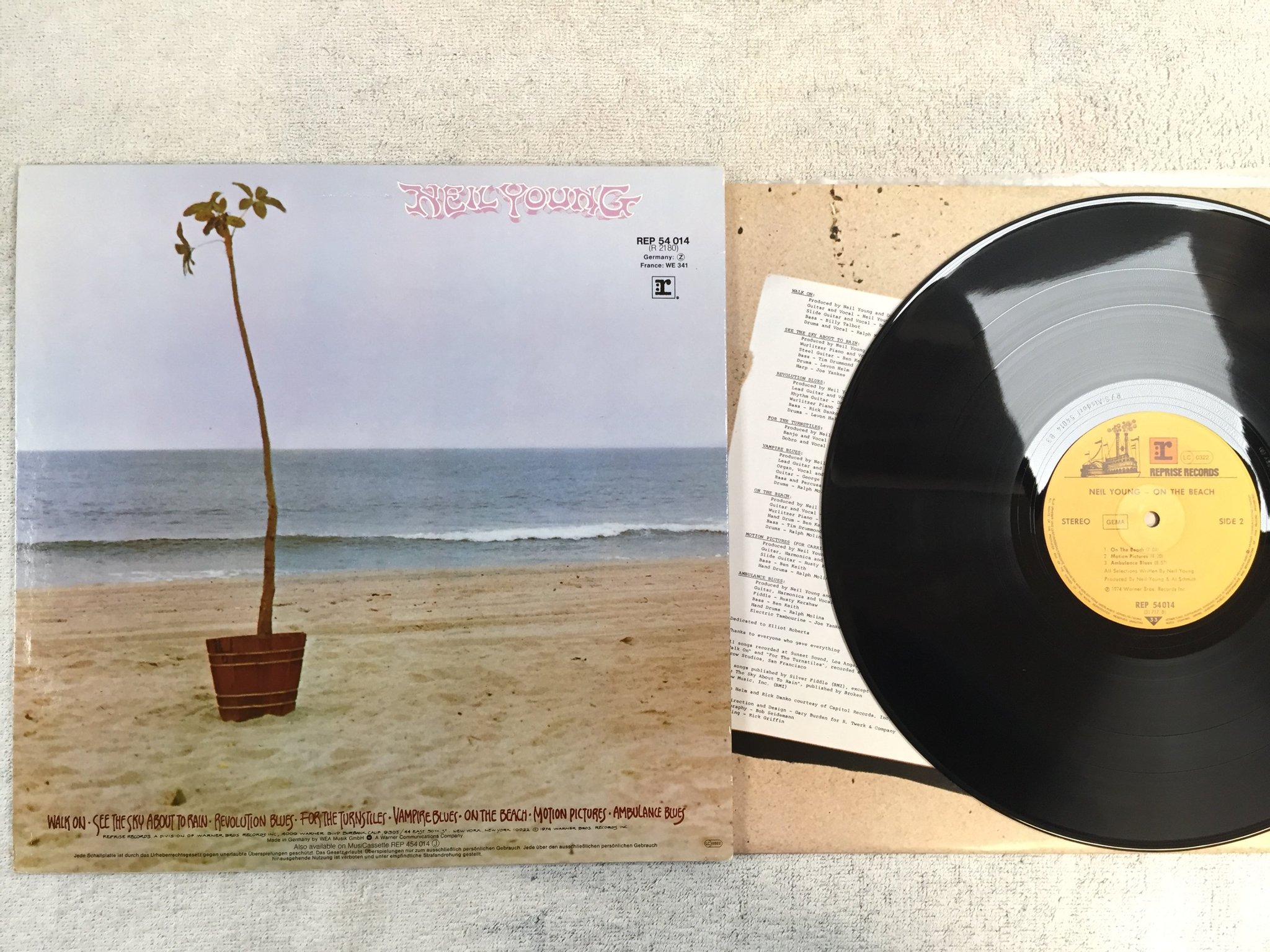 Omslagsbild för skivan NEIL YOUNG on the beach LP -74 Ger REPRISE REP 54014