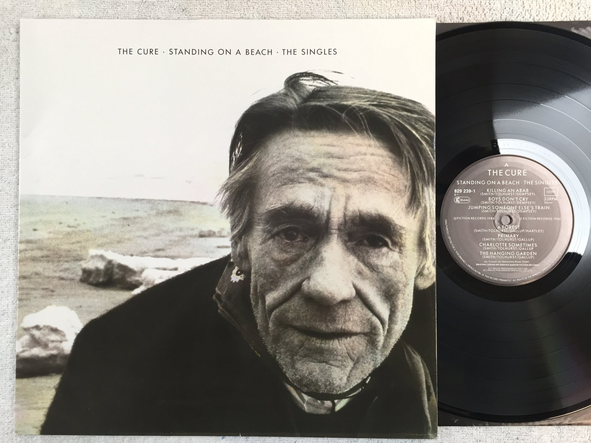 Omslagsbild för skivan THE CURE standing on a beach - the singles LP -86 Ger FICTION 829239-1