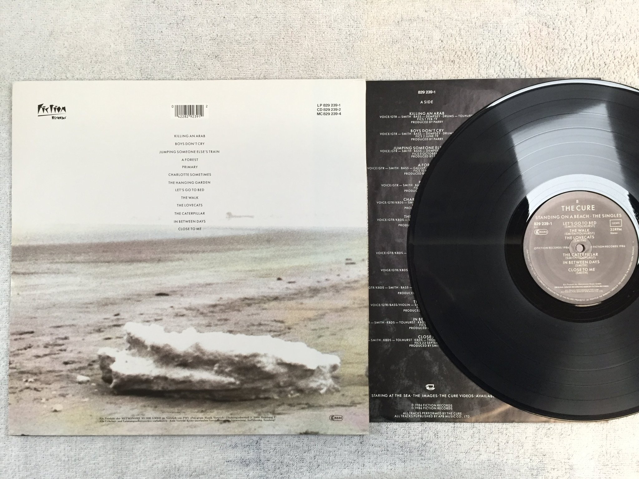 Omslagsbild för skivan THE CURE standing on a beach - the singles LP -86 Ger FICTION 829239-1