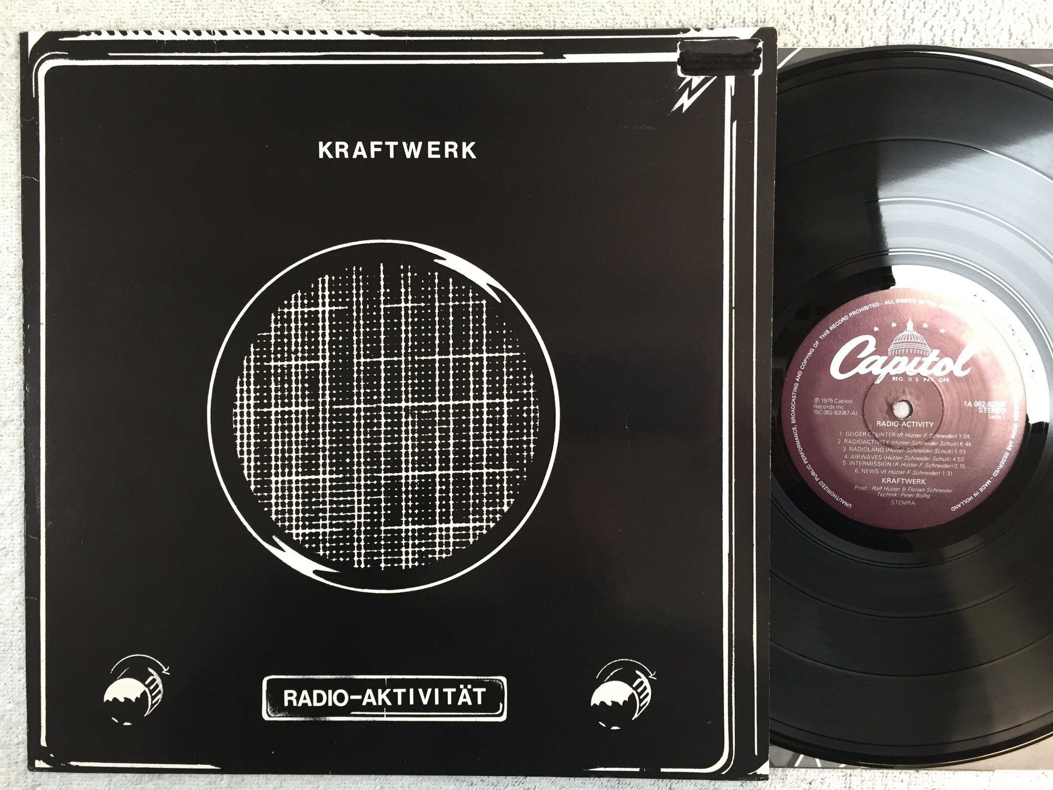 Omslagsbild för skivan KRAFTWERK radio-activity LP -75 Hol CAPITOL 1A 062-82087