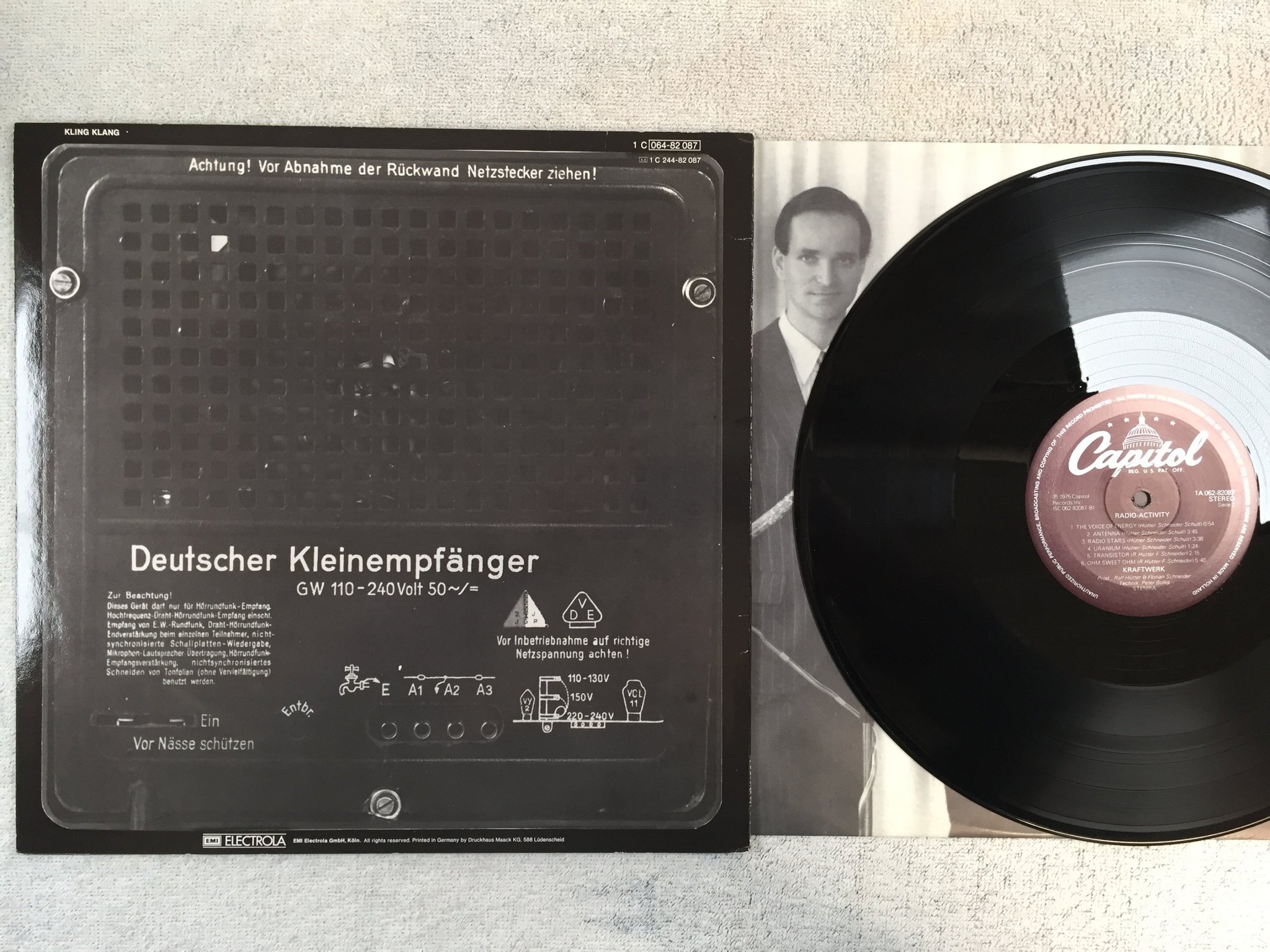 Omslagsbild för skivan KRAFTWERK radio-activity LP -75 Hol CAPITOL 1A 062-82087