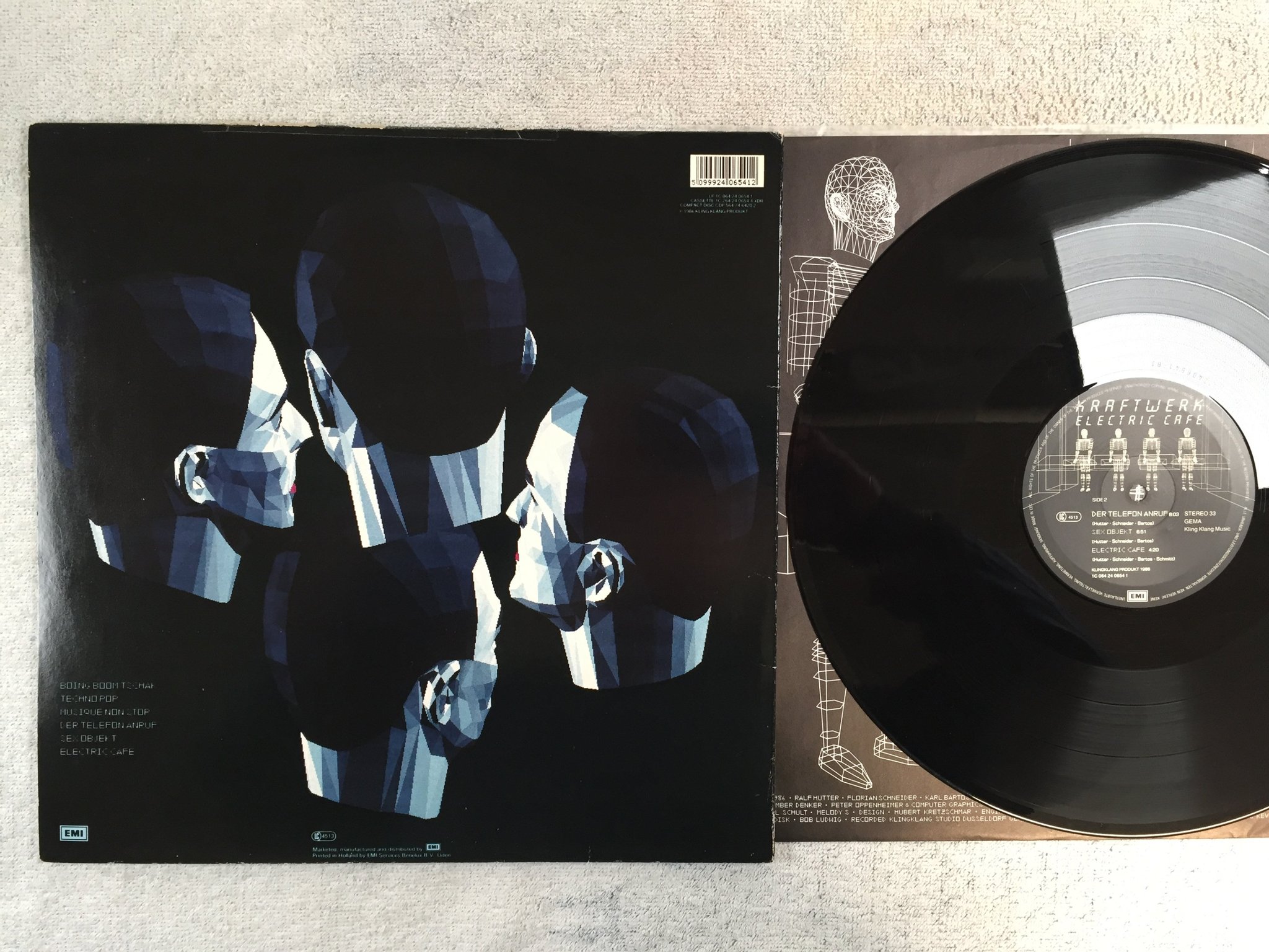 Omslagsbild för skivan KRAFTWERK ELECTRIC CAFE LP Ger EMI 1C 064 2406541