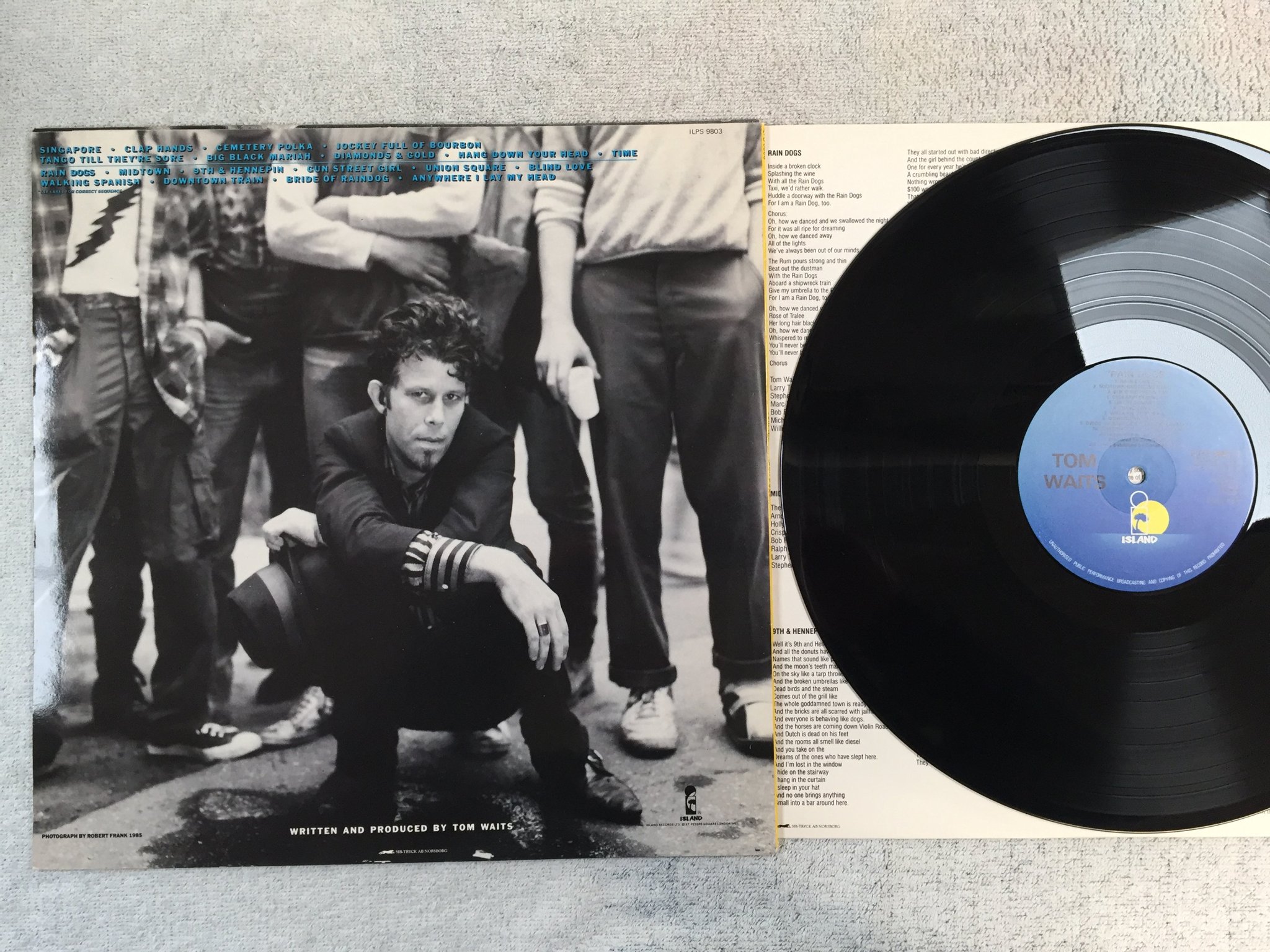 Omslagsbild för skivan TOM WAITS rain dogs LP -85 ncb ISLAND ILPS 9803