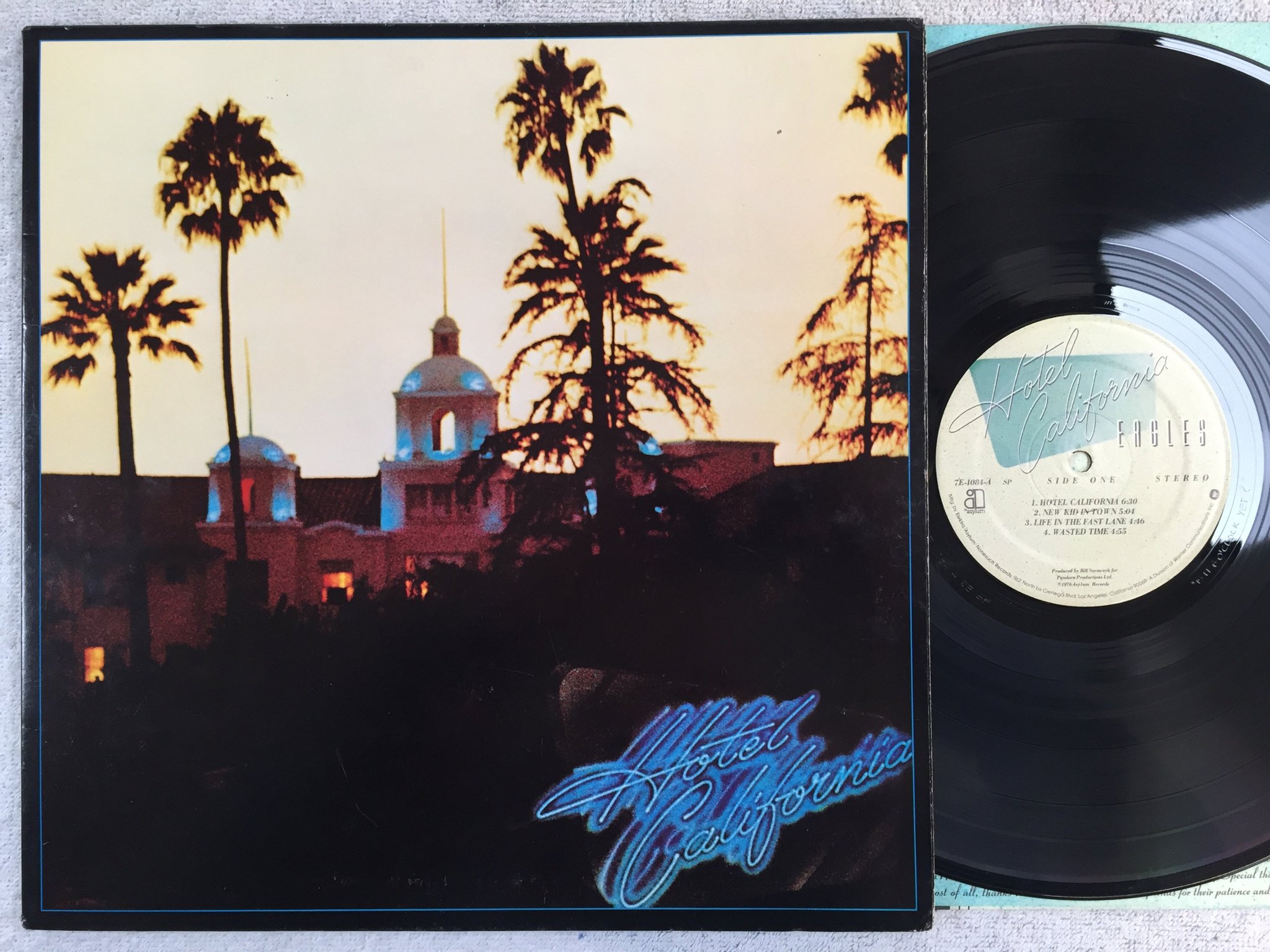 Omslagsbild för skivan EAGLES hotel California LP -76 ASYLUM 7E 1084