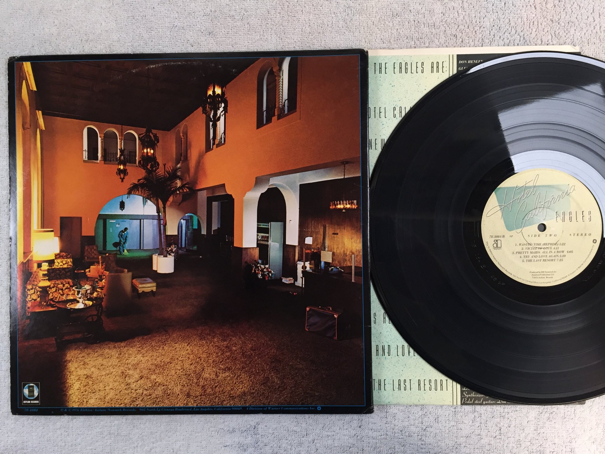 Omslagsbild för skivan EAGLES hotel California LP -76 ASYLUM 7E 1084