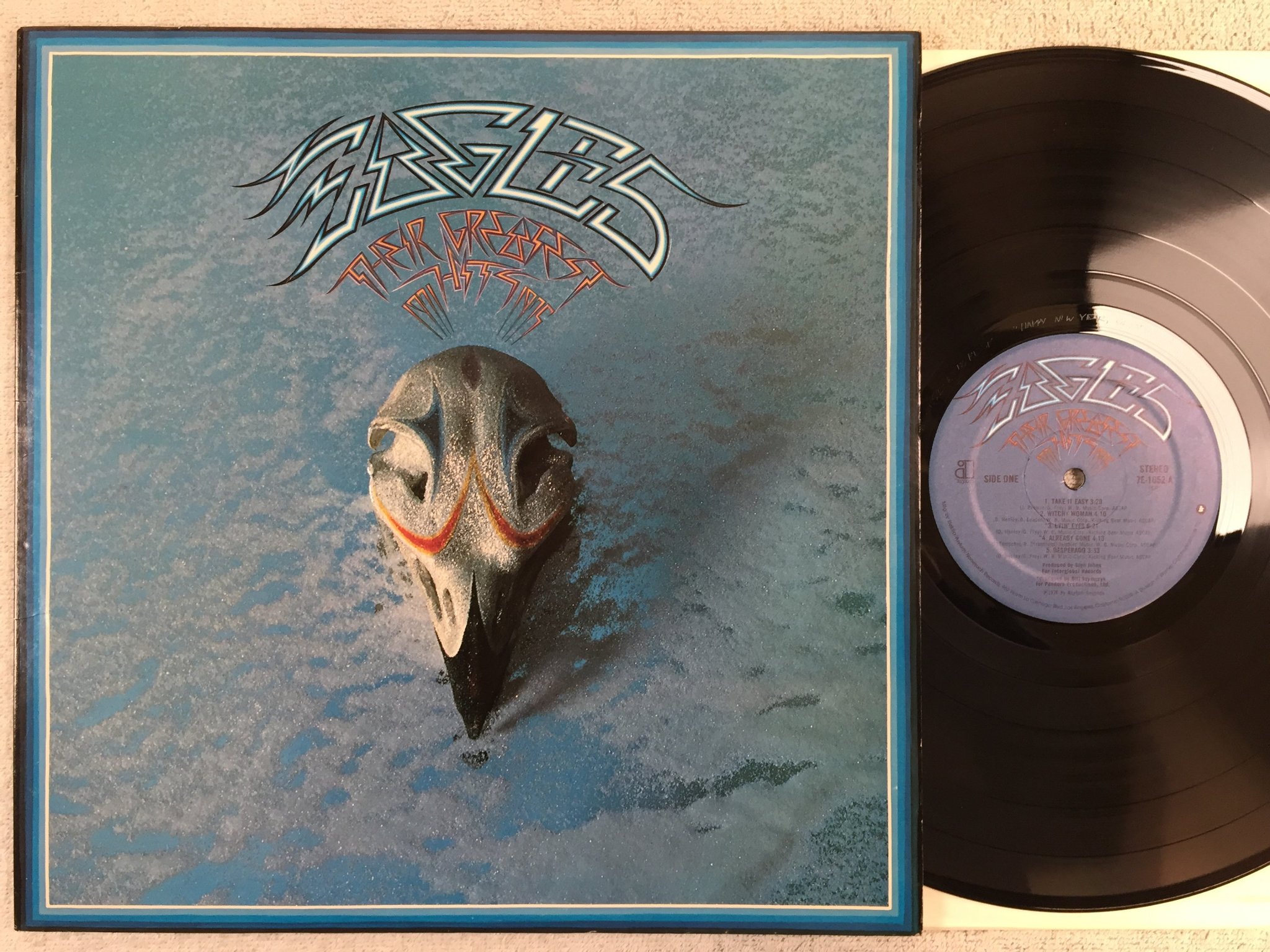 Omslagsbild för skivan EAGLES their greatest hits LP -76 US ELEKTRA 7E-1052