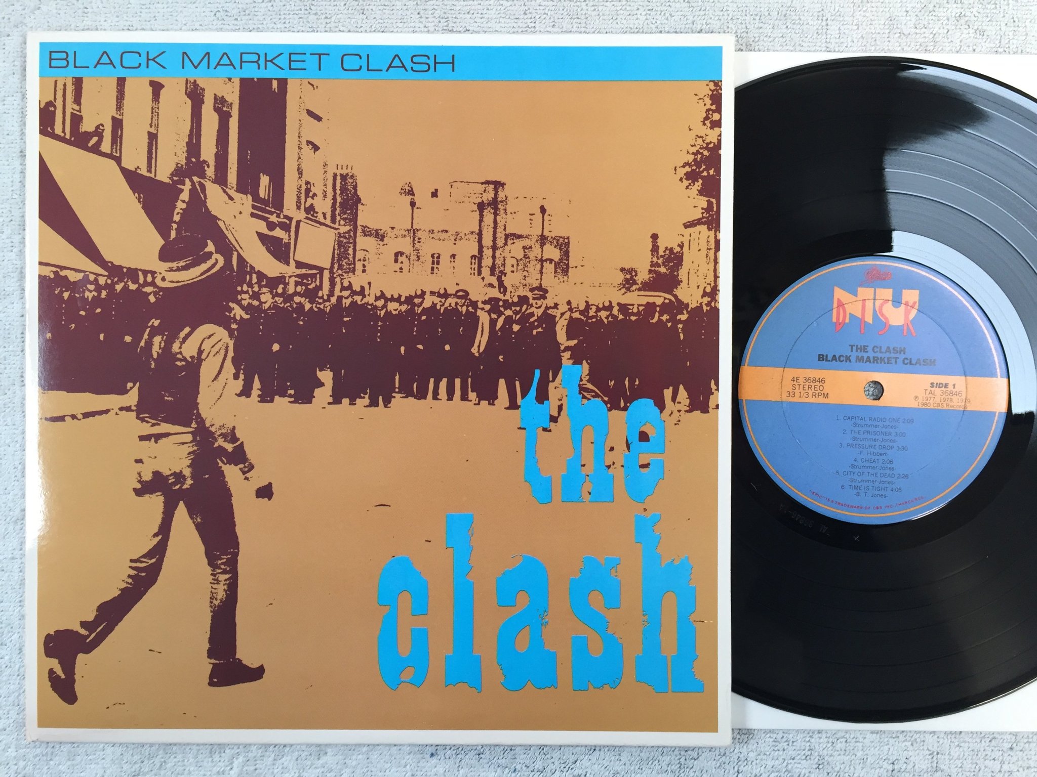 Omslagsbild för skivan THE CLASH black market 10"LP -80 US NU DISK 4E 36846