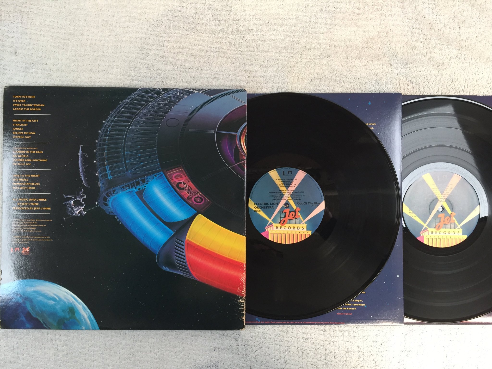 Omslagsbild för skivan ELECTRIC LIGHT ORCHESTRA out of the blue 2xLP -77 US JET RECORDS JT-LA823-L2