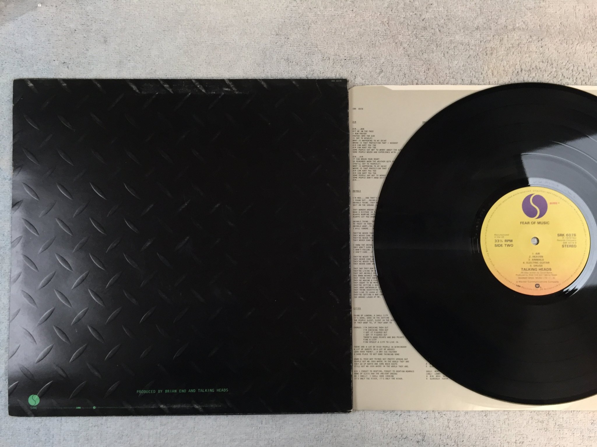 Omslagsbild för skivan TALKING HEADS fear of music LP -79 UK SIRE SRK 6076