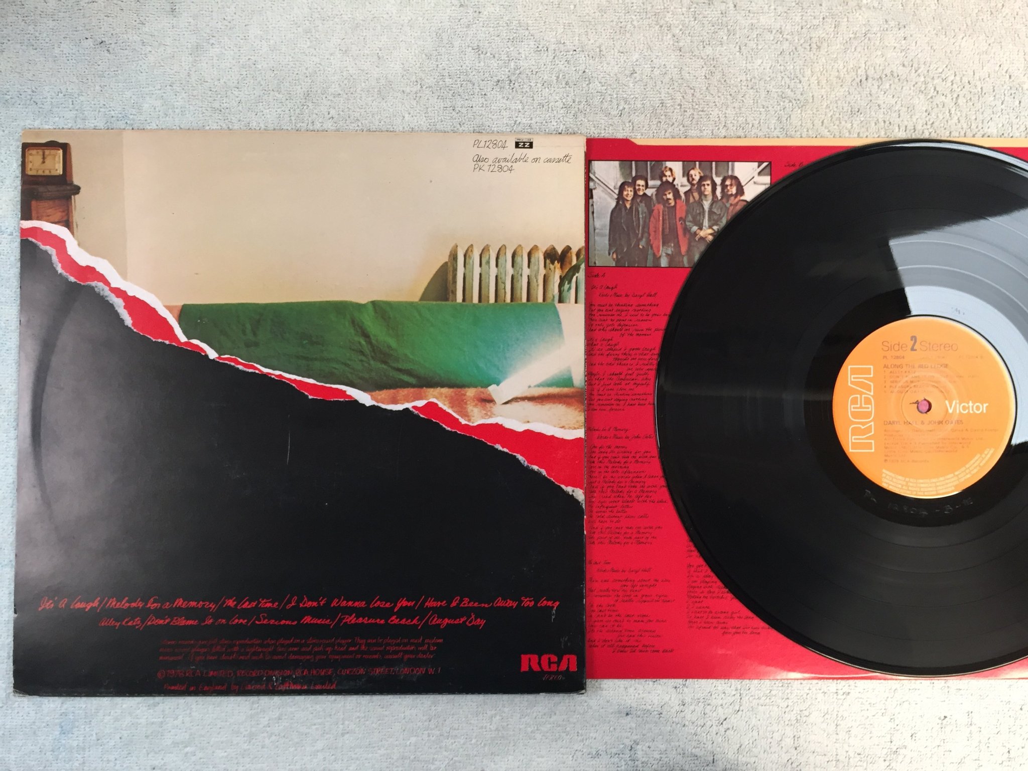 Omslagsbild för skivan DARYL HALL & JOHN OATES along the red ledge LP -78 UK RCA PL 12804