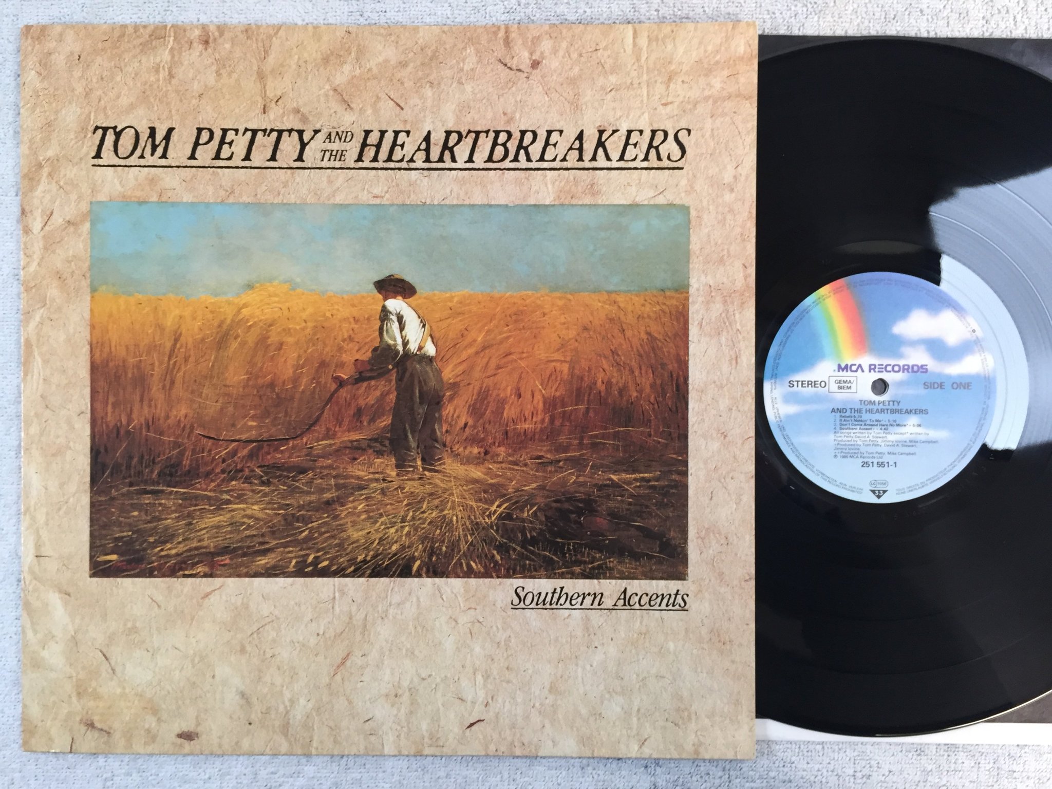 Omslagsbild för skivan TOM PETTY & THE HEARTBREAKERS LP -85 Ger MCA 251551-1