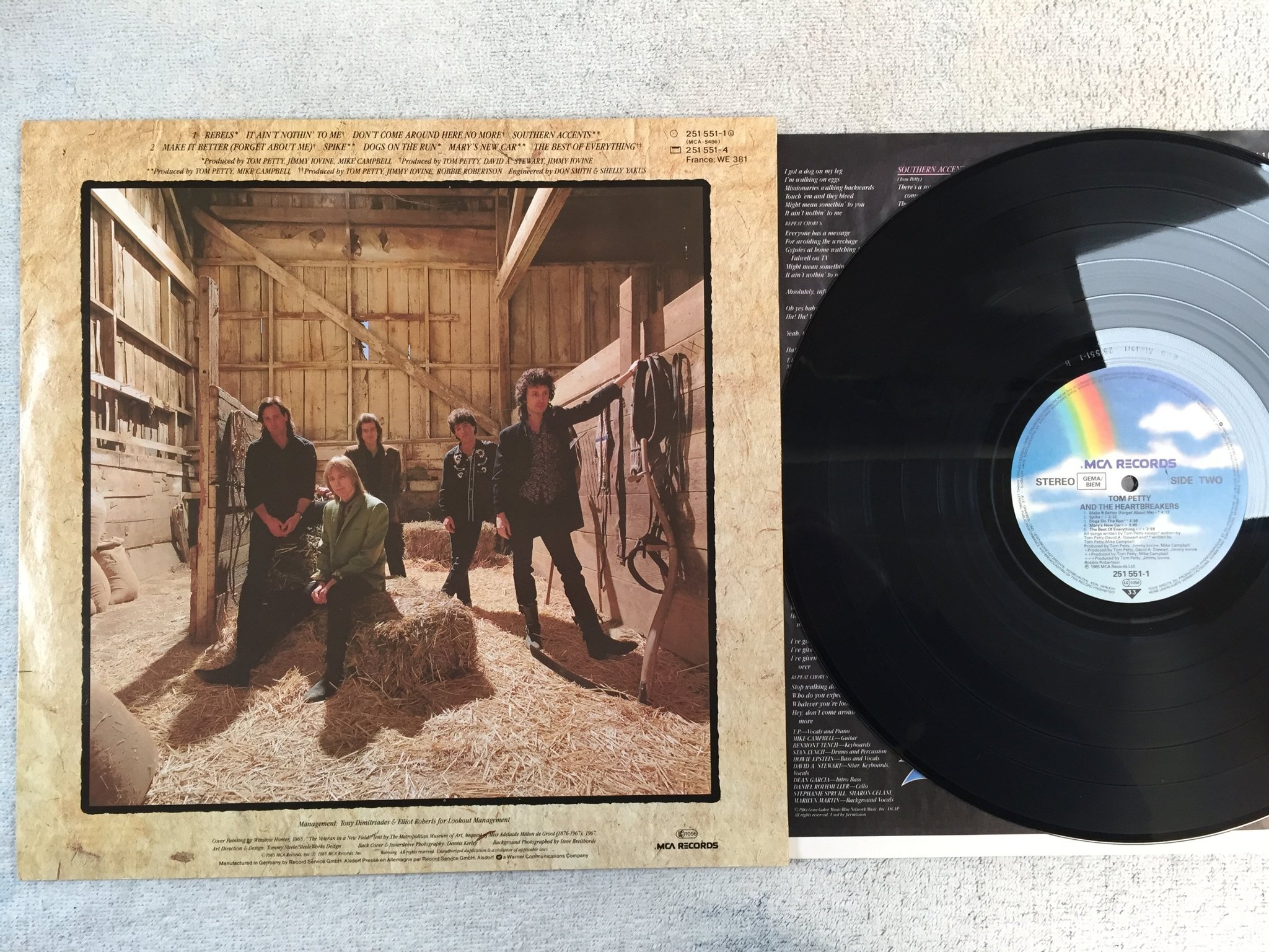 Omslagsbild för skivan TOM PETTY & THE HEARTBREAKERS LP -85 Ger MCA 251551-1