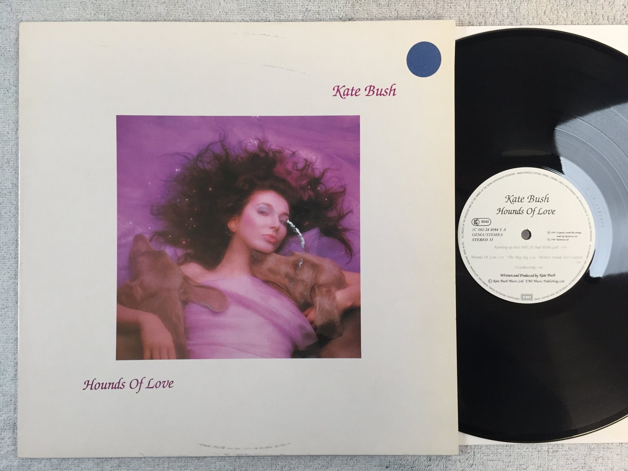Omslagsbild för skivan KATE BUSH hounds of love LP -85 Ger EMI 1C 062-2403841