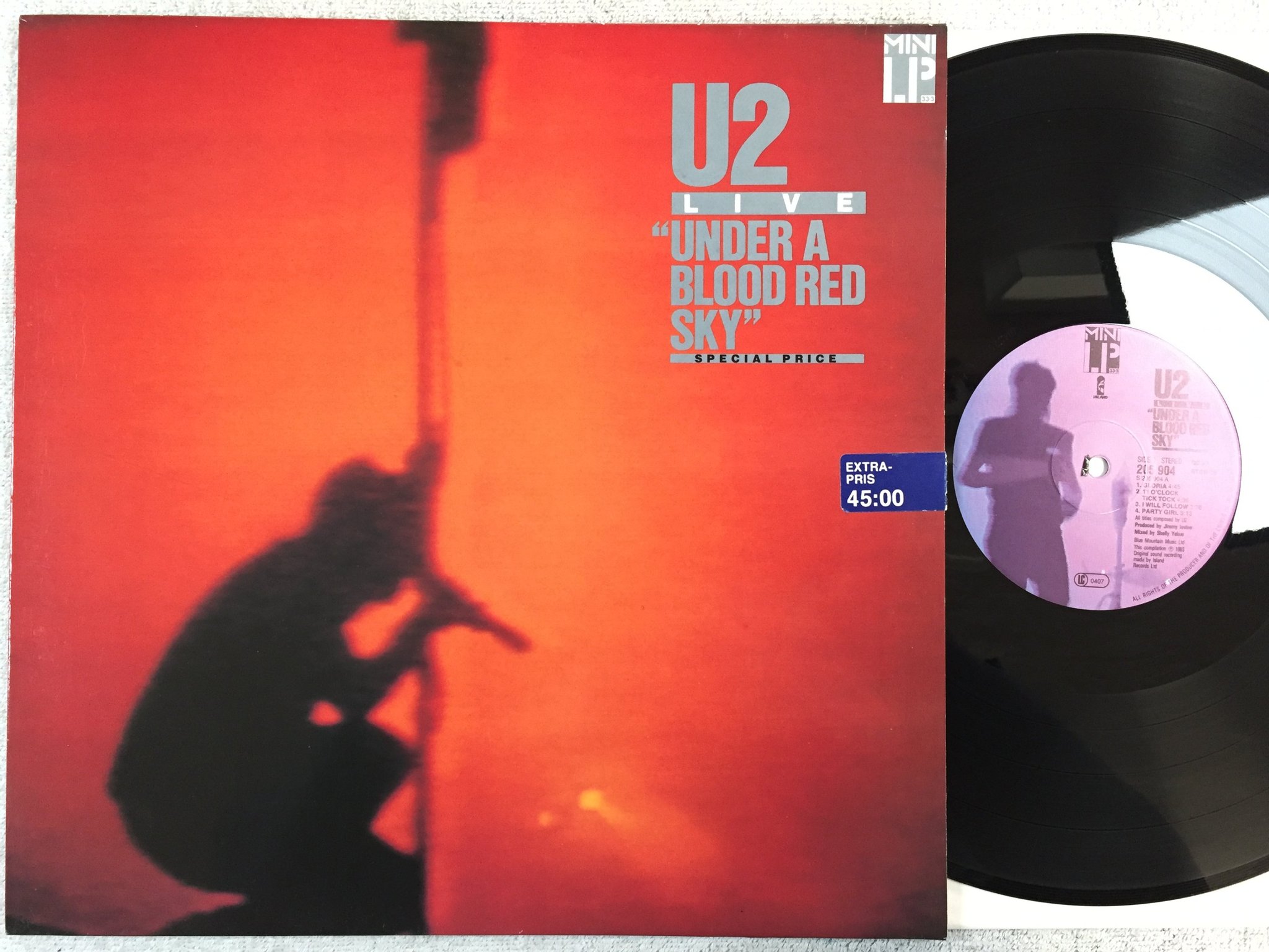Omslagsbild för skivan U2 under blood red sky LP -83 Hol ISLAND 205904