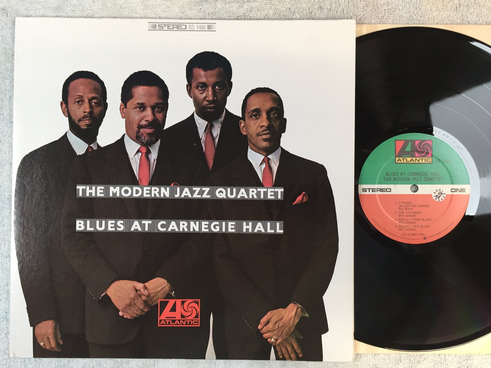 Omslagsbild för skivan THE MODERN JAZZ QUARTET blues at Carnegie Hall LP US ATLANTIC SD 1468