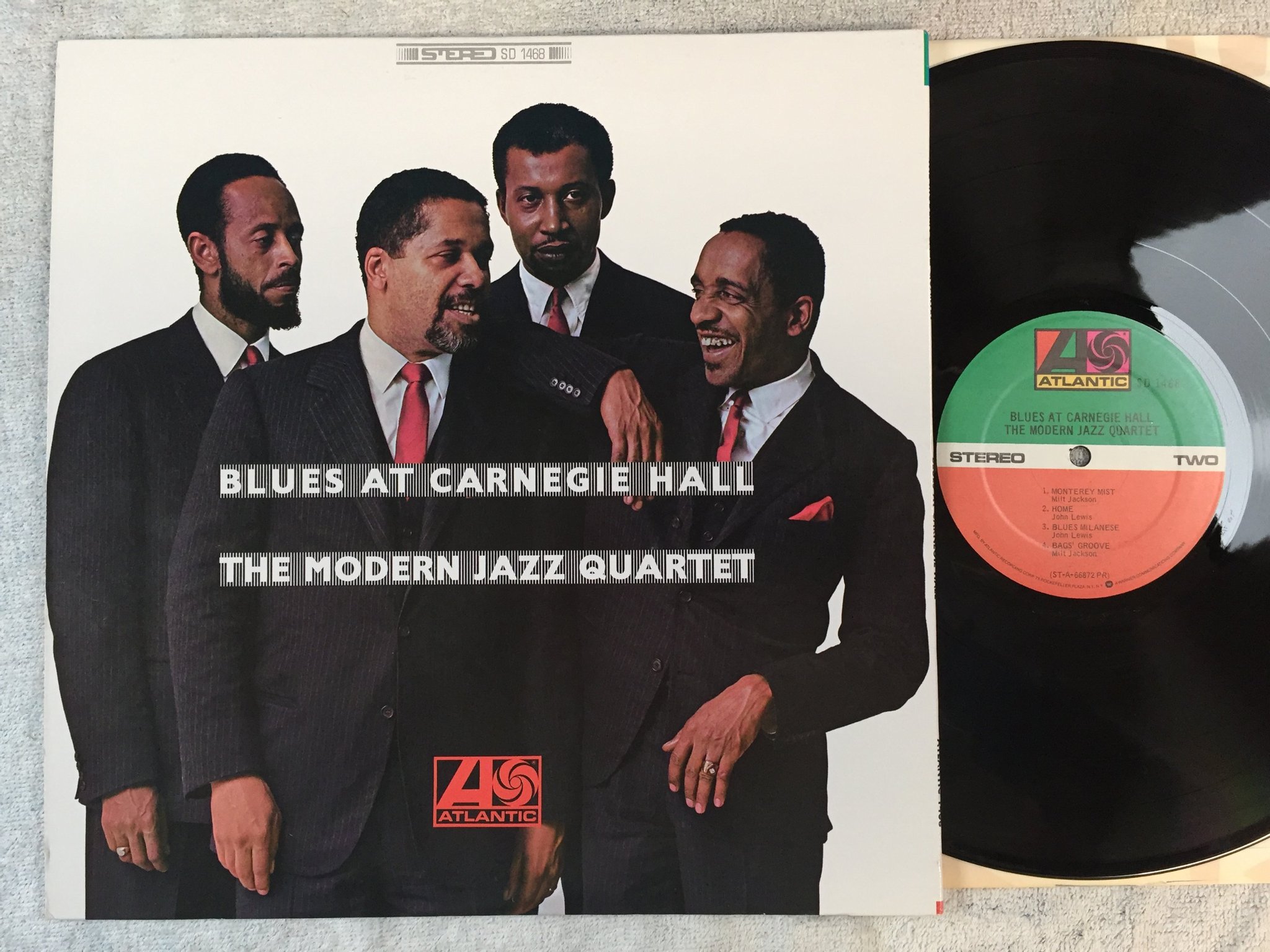 Omslagsbild för skivan THE MODERN JAZZ QUARTET blues at Carnegie Hall LP US ATLANTIC SD 1468