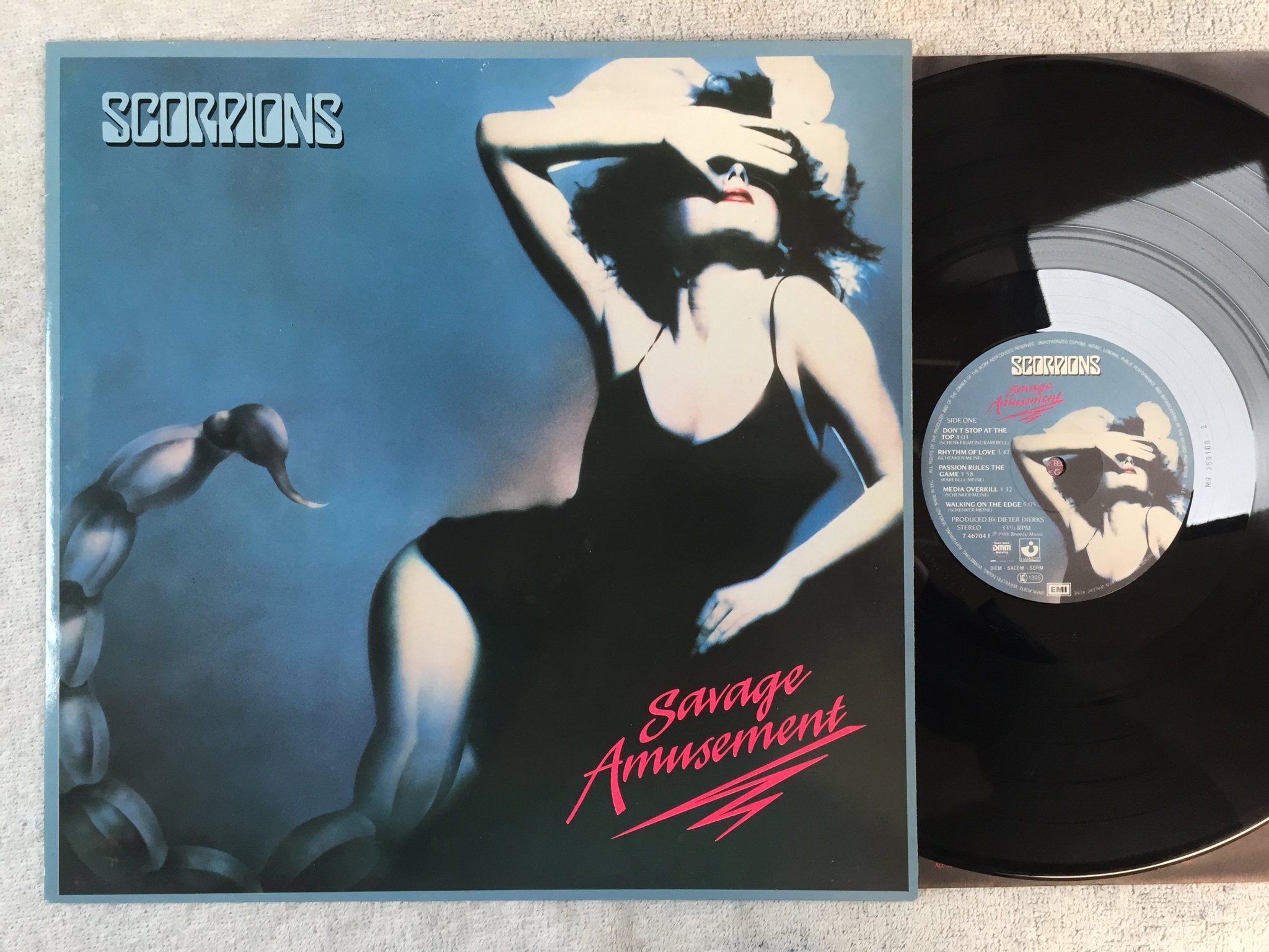 Omslagsbild för skivan SCORPIONS savage amusement LP -88 EMI 746704 1