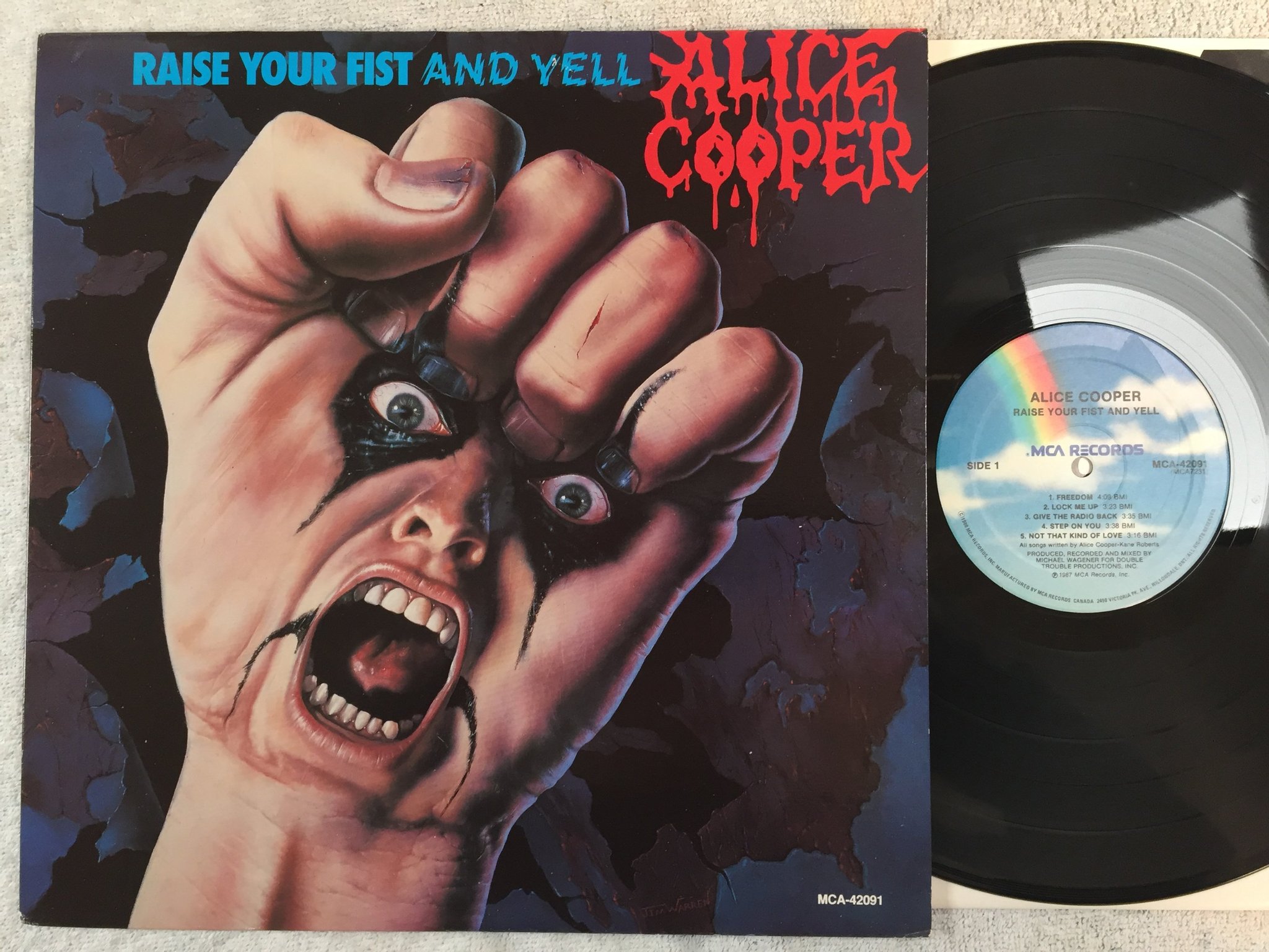 Omslagsbild för skivan ALICE COOPER raise your fist and yell LP -87 Can MCA 42091