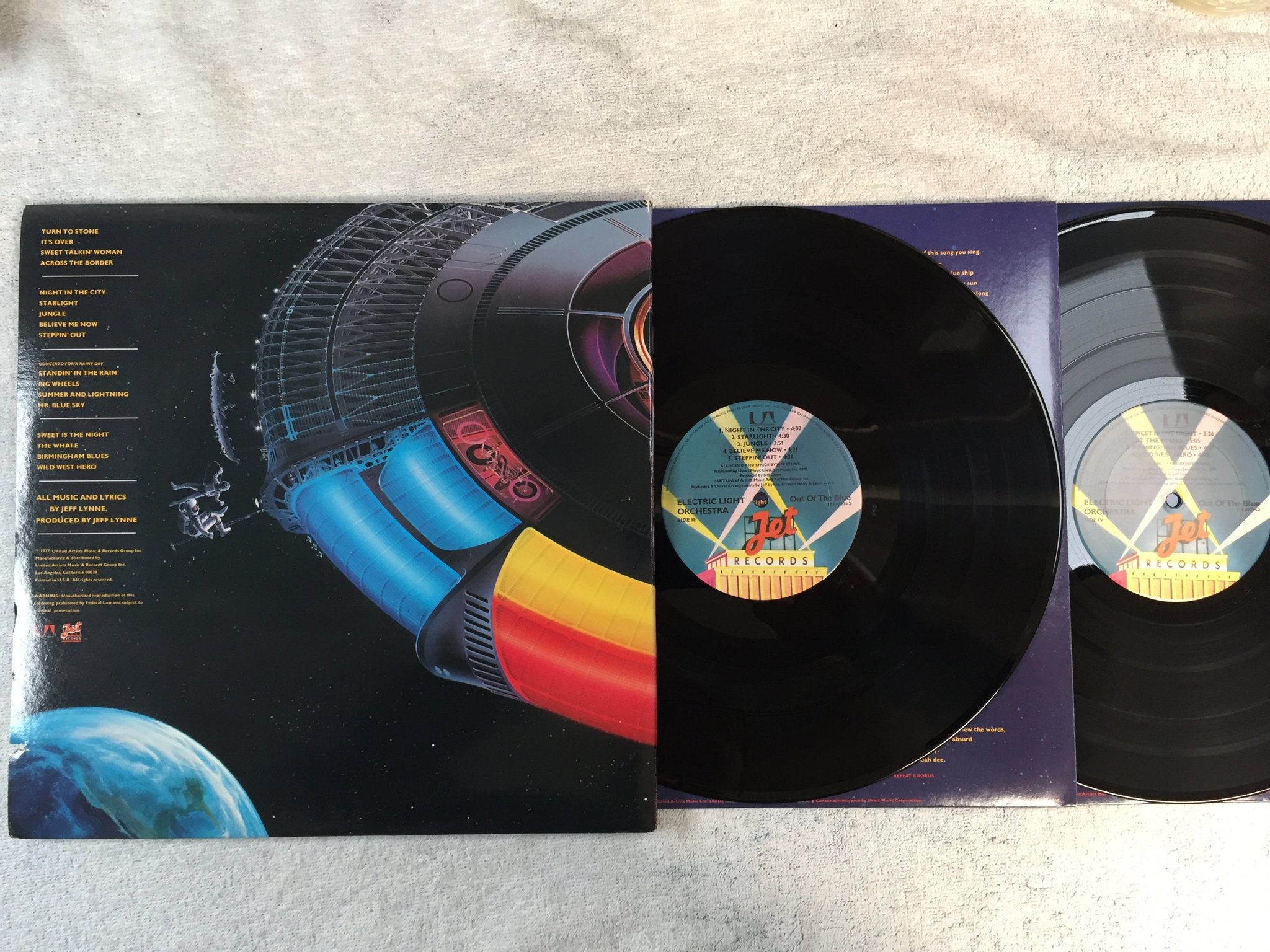 Omslagsbild för skivan ELECTRIC LIGHT ORCHESTRA out of the blue 2xLP -77 US JET JT-LA823-L2