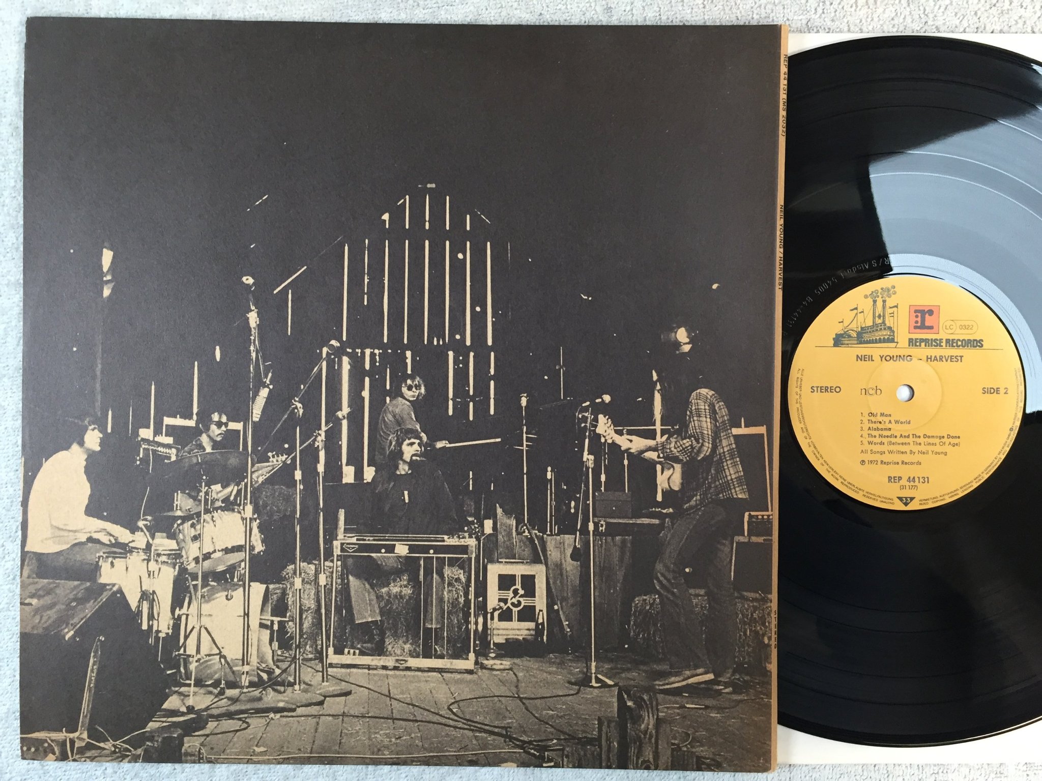 Omslagsbild för skivan NEIL YOUNG harvest LP ncb REPRISE REP 44131