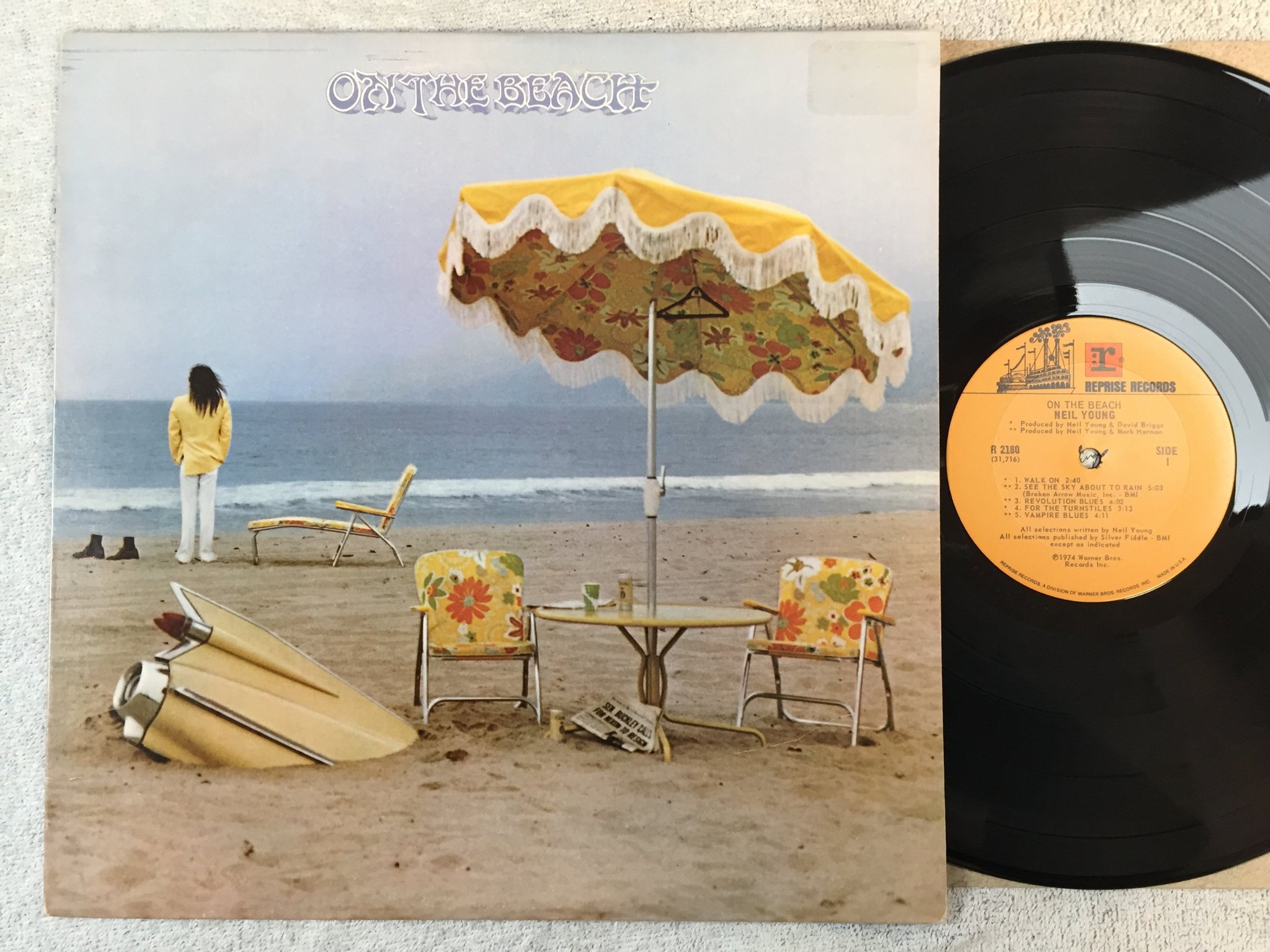 Omslagsbild för skivan NEIL YOUNG on the beach LP -74 US REPRISE R 2180