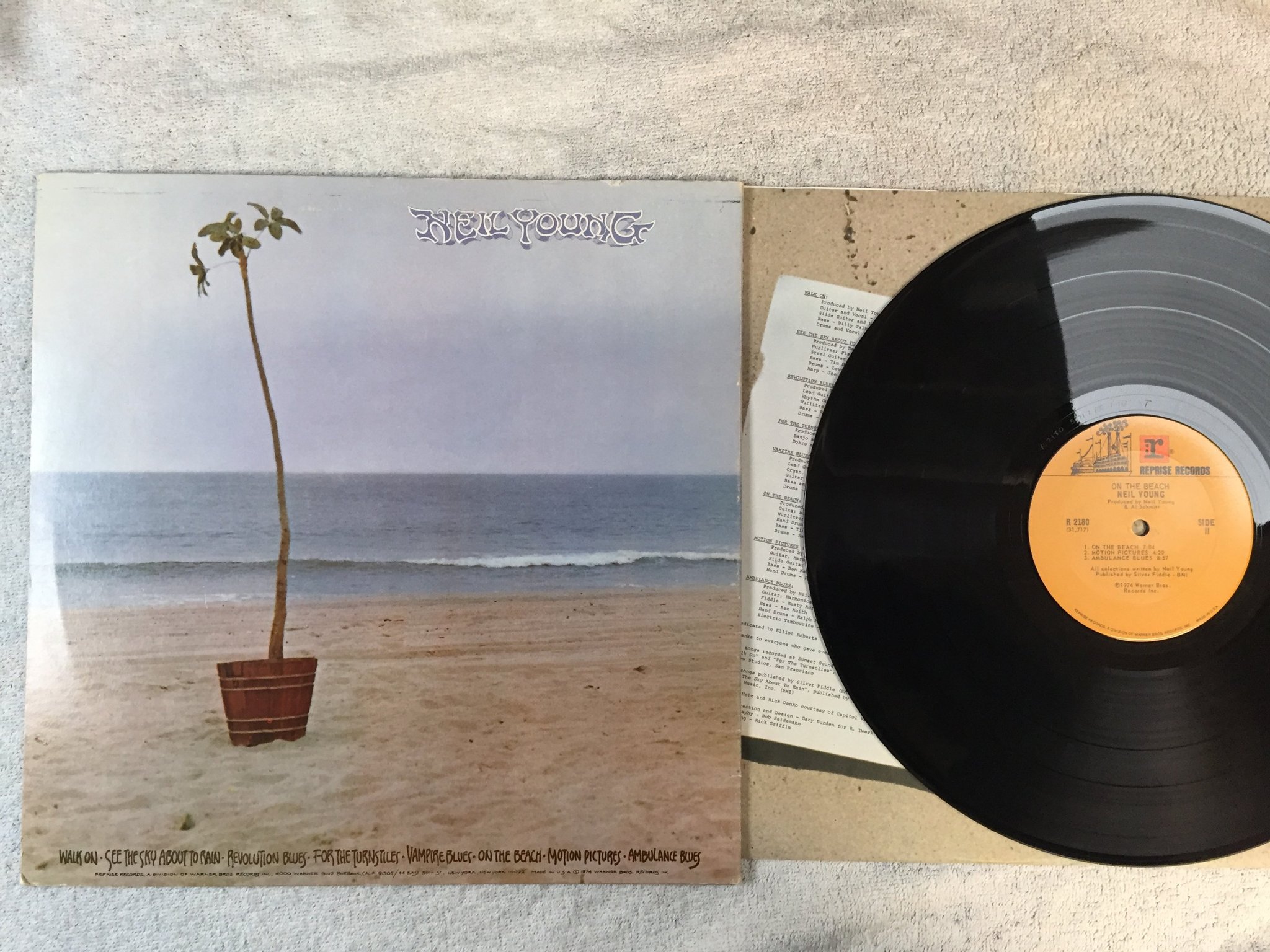 Omslagsbild för skivan NEIL YOUNG on the beach LP -74 US REPRISE R 2180