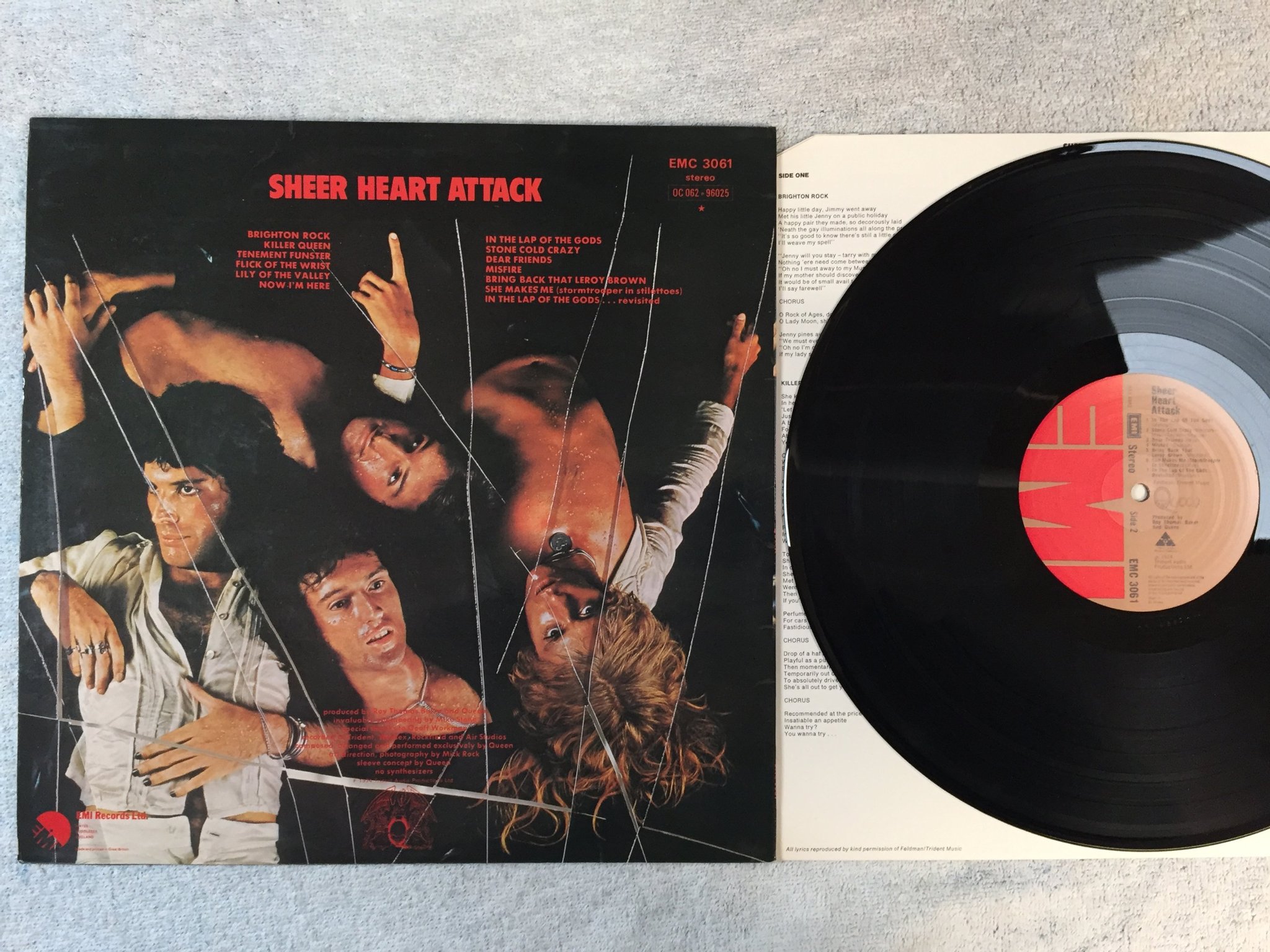 Omslagsbild för skivan QUEEN sheer heart attack LP -74 UK EMI EMC 3061