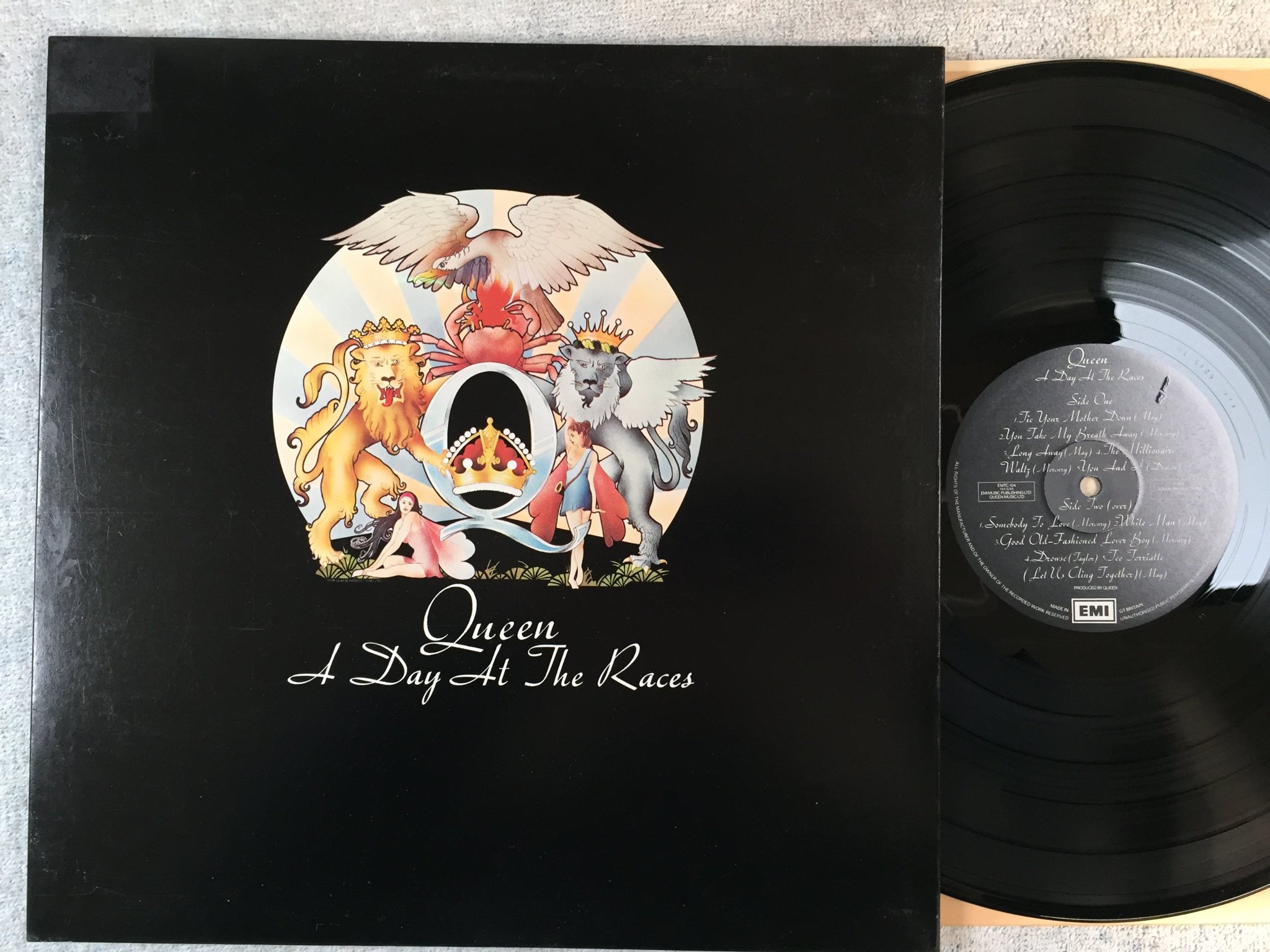 Omslagsbild för skivan QUEEN a day at the races LP -76 UK EMI EMTC 104
