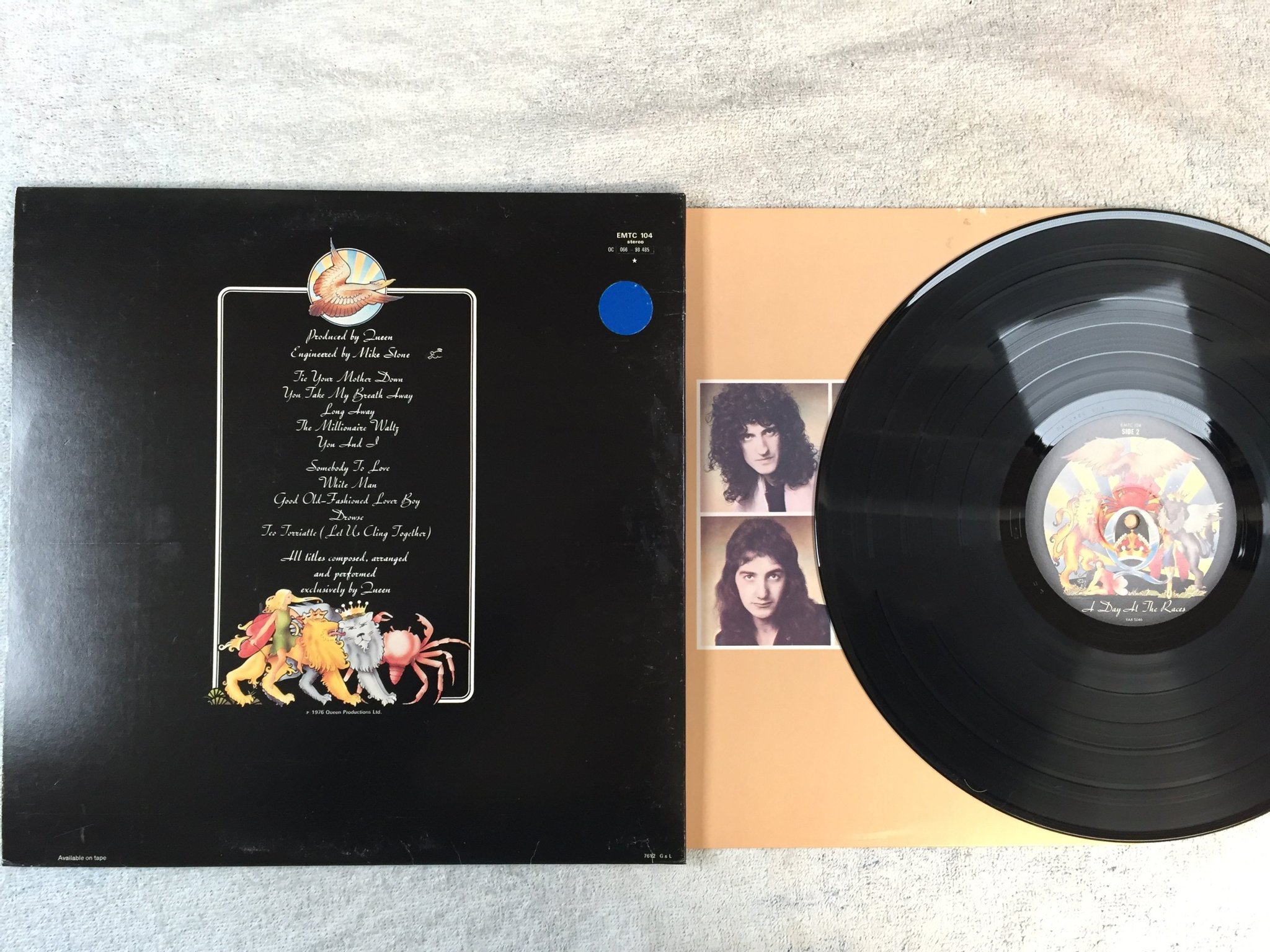 Omslagsbild för skivan QUEEN a day at the races LP -76 UK EMI EMTC 104