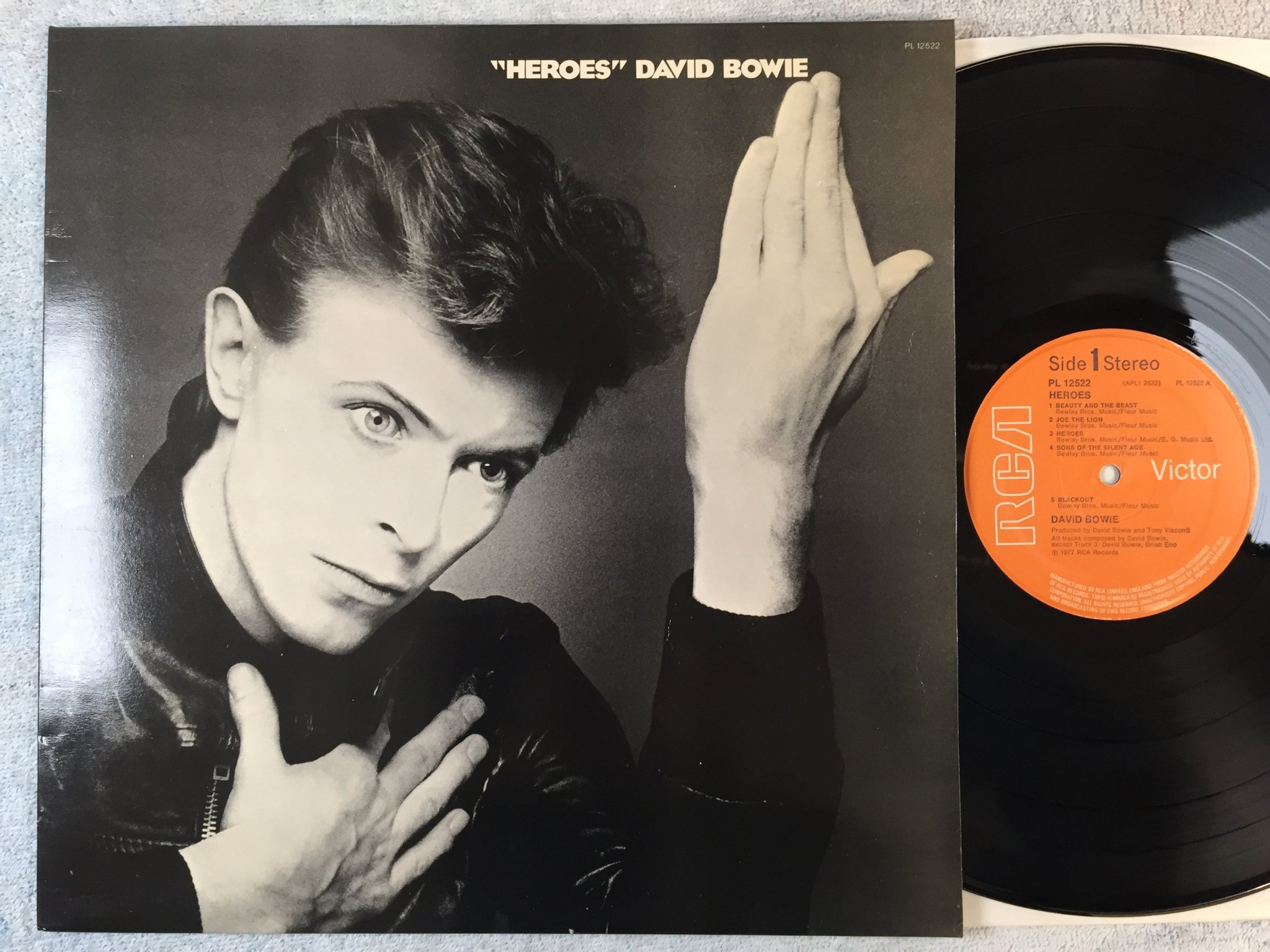 Omslagsbild för skivan DAVID BOWIE heroes LP -77 UK RCA PL 12522. 