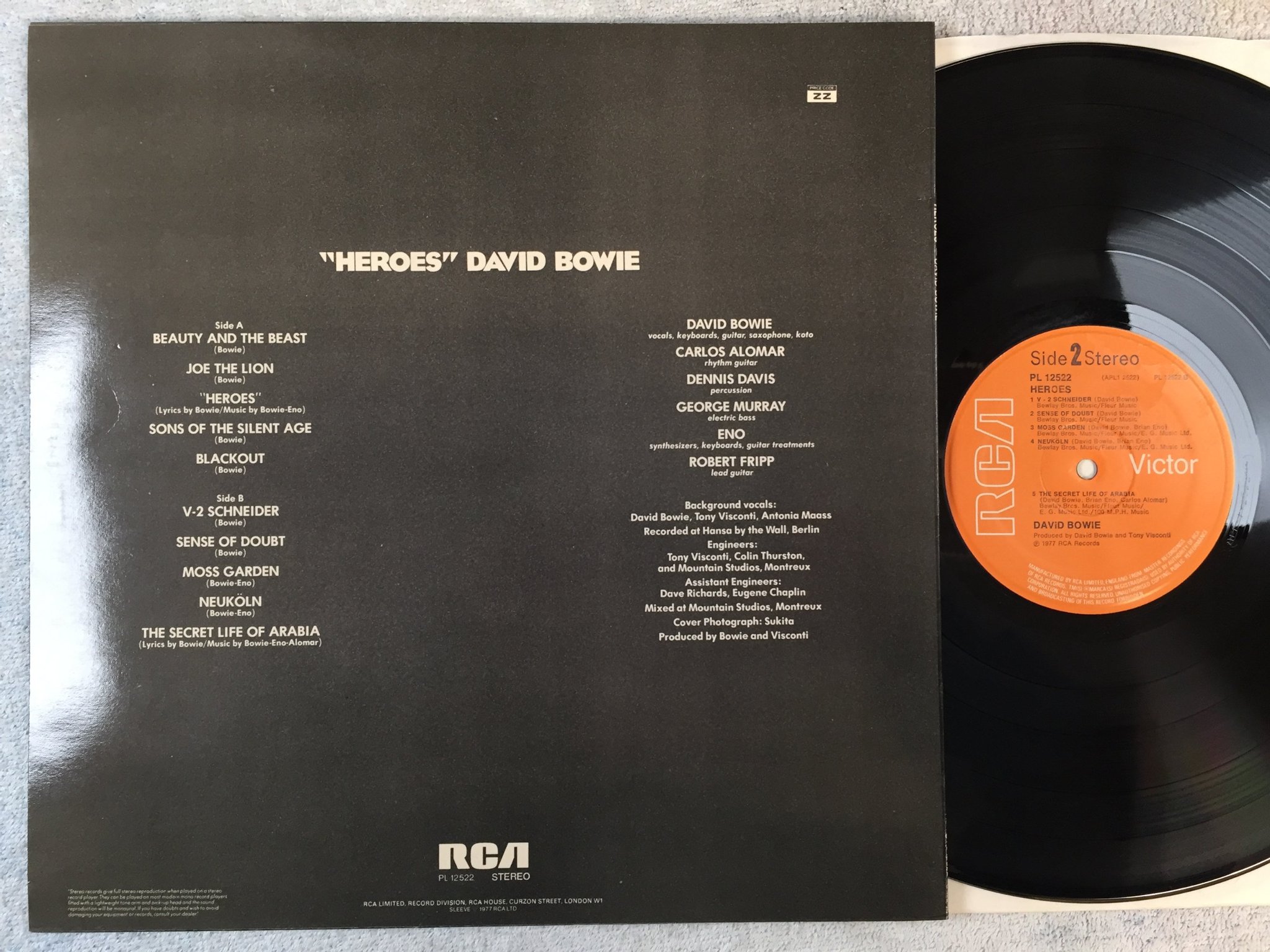 Omslagsbild för skivan DAVID BOWIE heroes LP -77 UK RCA PL 12522. 