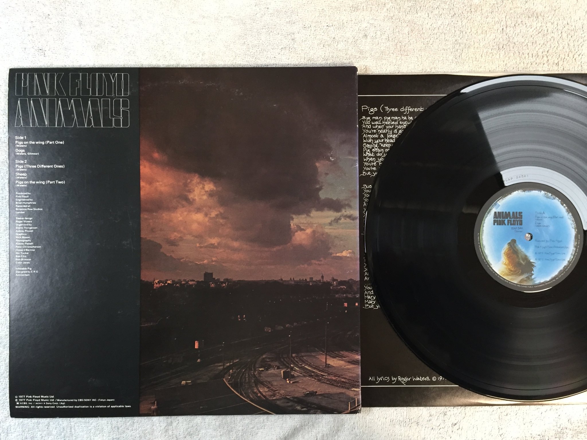 Omslagsbild för skivan PINK FLOYD Animals LP -77 Japan CBS / SONY 25AP 340 complete with OBI & inserts