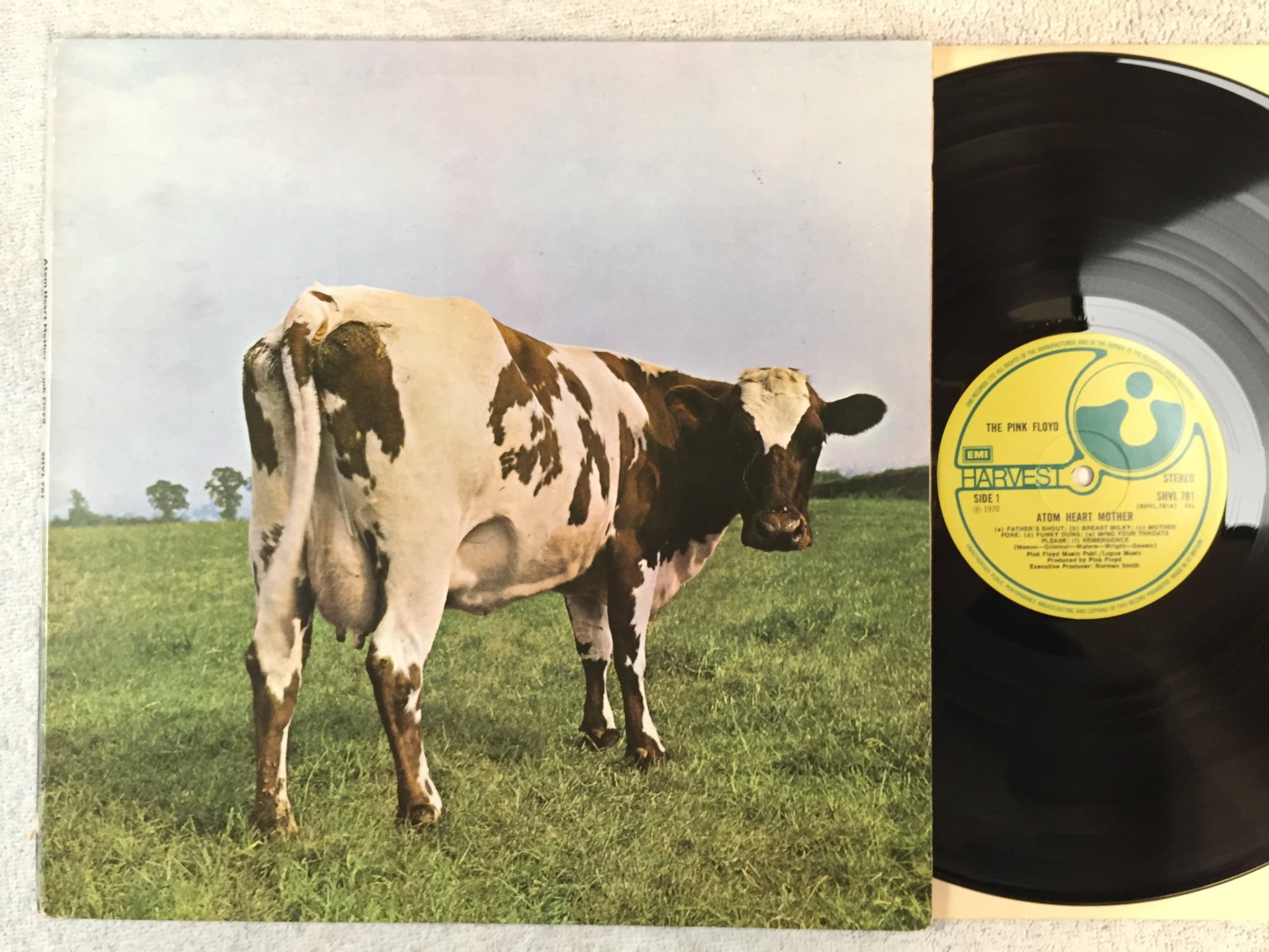 Omslagsbild för skivan PINK FLOYD atom heart mother LP -70 UK HARVEST SHVL 781