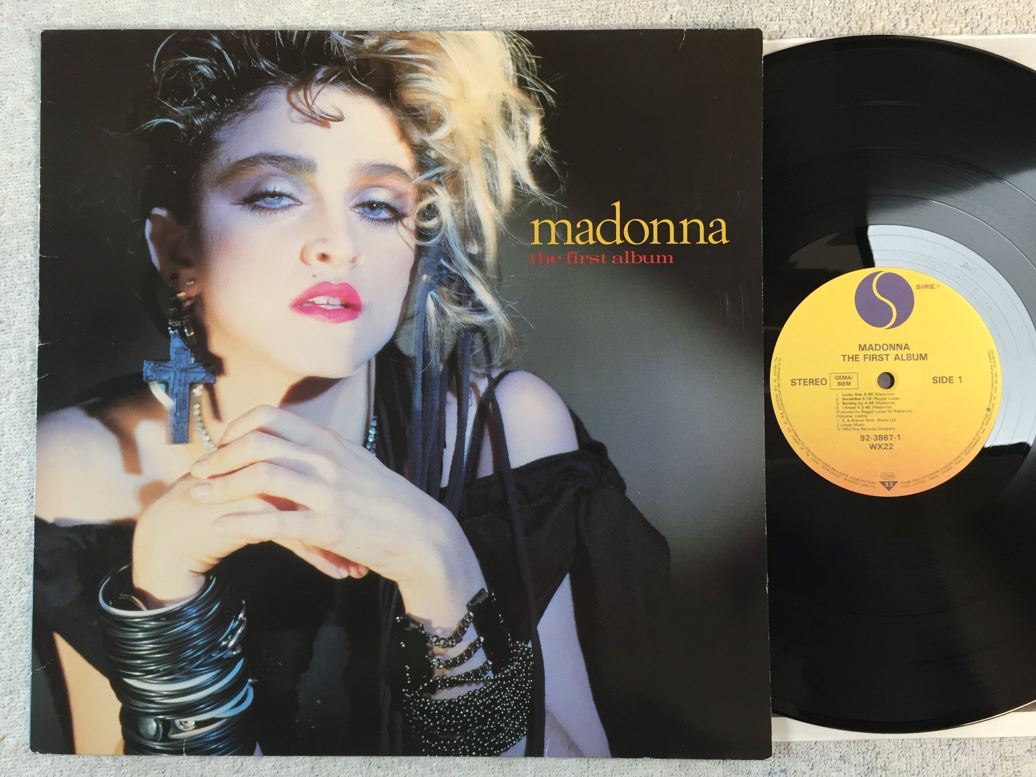 Omslagsbild för skivan MADONNA the first album LP Ger SIRE 92-3867-1