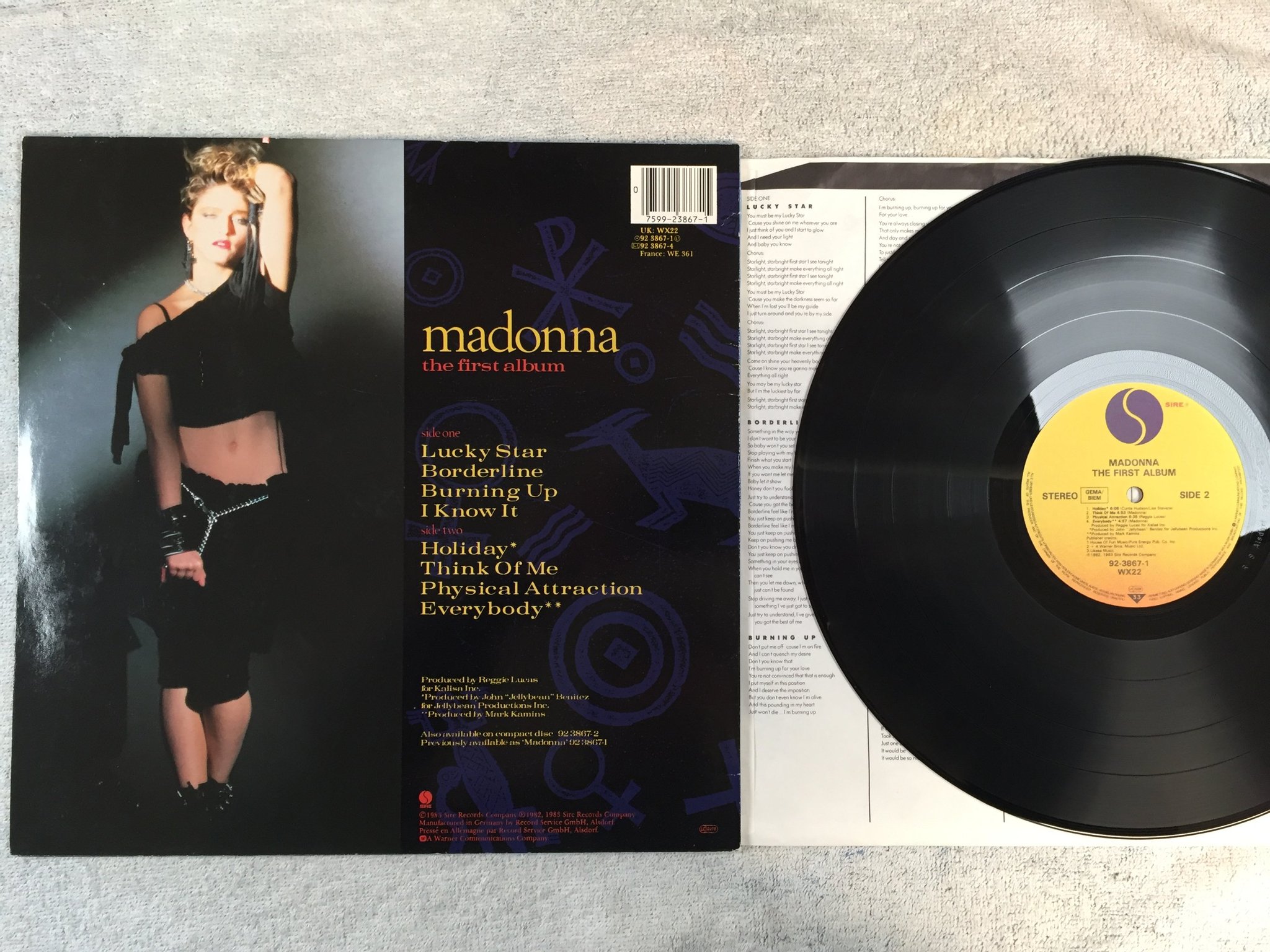 Omslagsbild för skivan MADONNA the first album LP Ger SIRE 92-3867-1