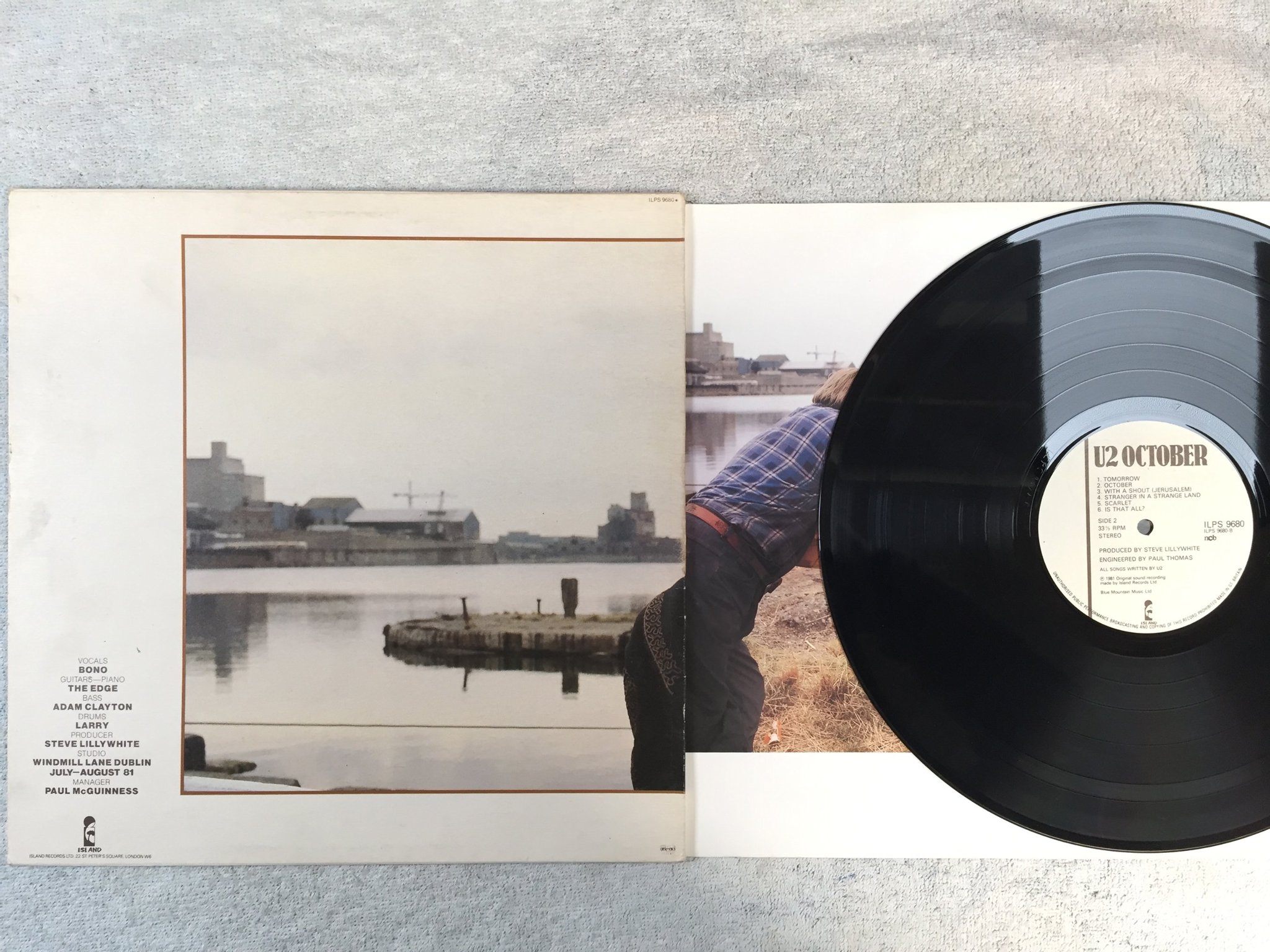 Omslagsbild för skivan U2 october LP -81 ncb ISLAND ILPS 9680