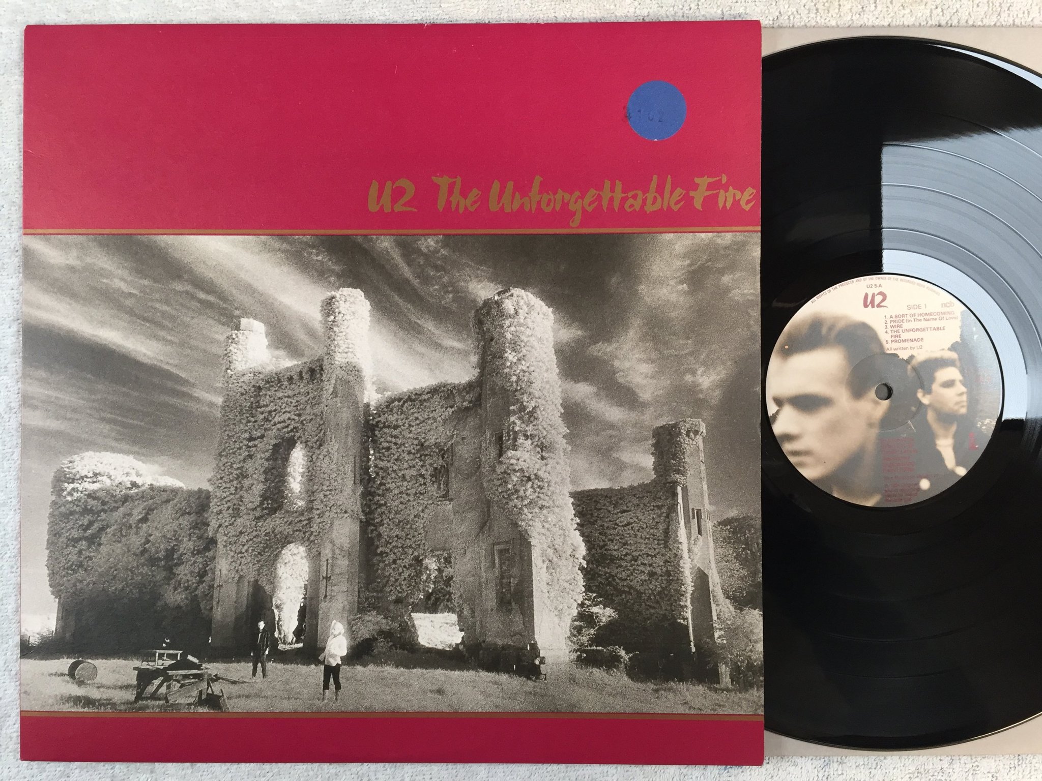 Omslagsbild för skivan U2 the unforgettable fire LP ncb ISLAND U2 5