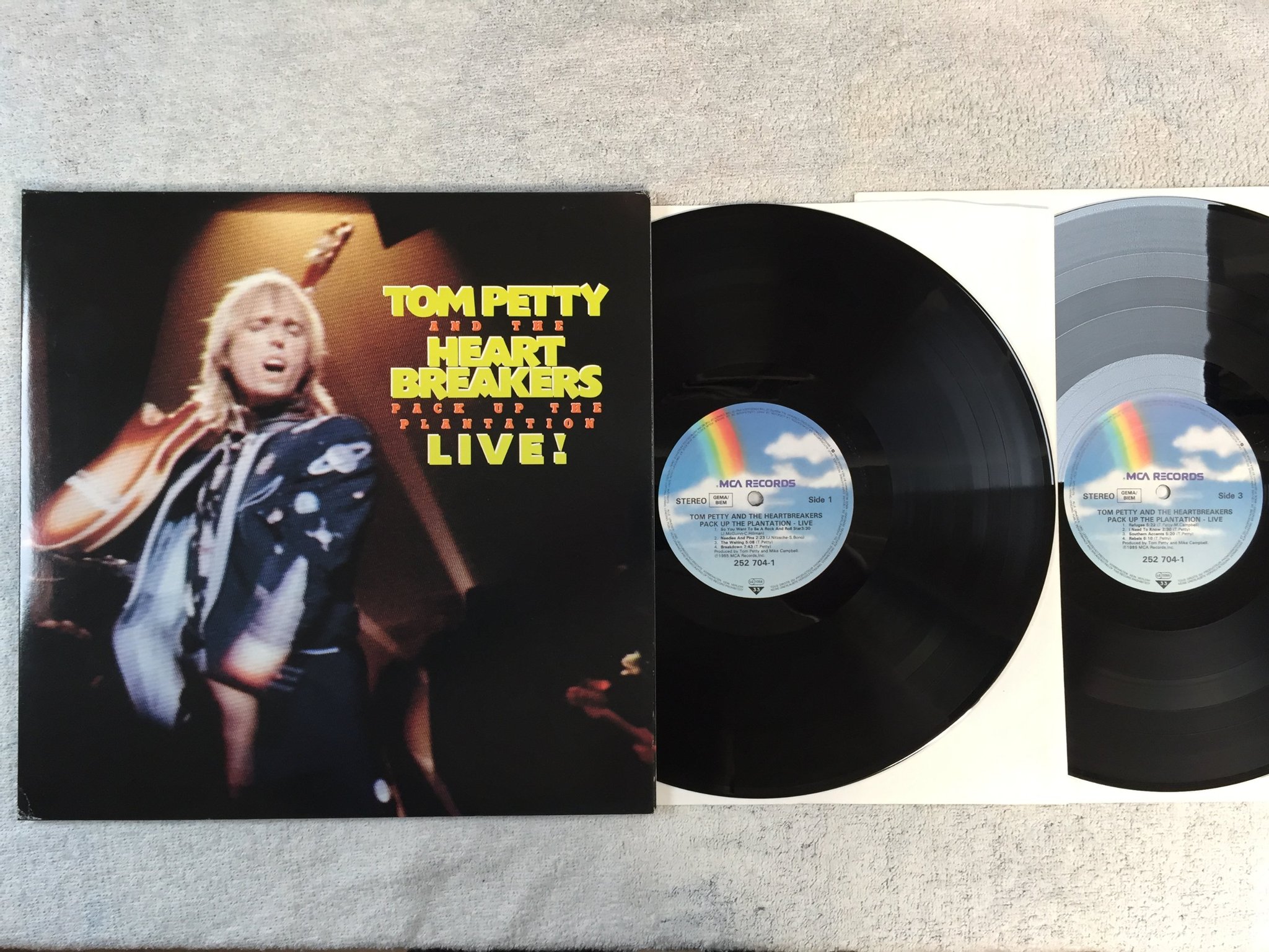 Omslagsbild för skivan TOM PETTY & THE HEARTBREAKERS pack up the plantation 2xLP -85 Ger MCA 252 704-1